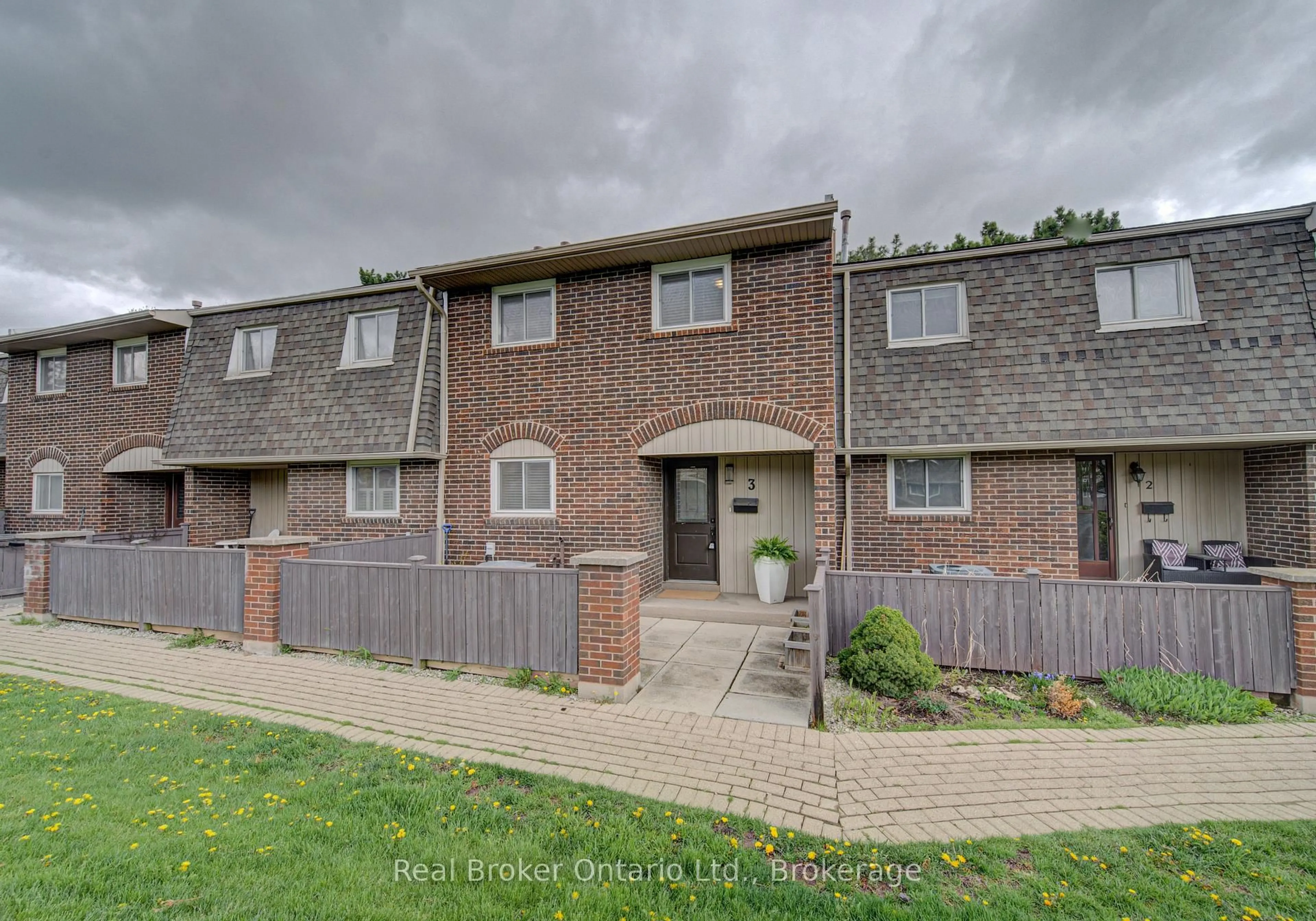 A pic from outside/outdoor area/front of a property/back of a property/a pic from drone, street for 1302 Guelph Line #3, Burlington Ontario L7P 2S9