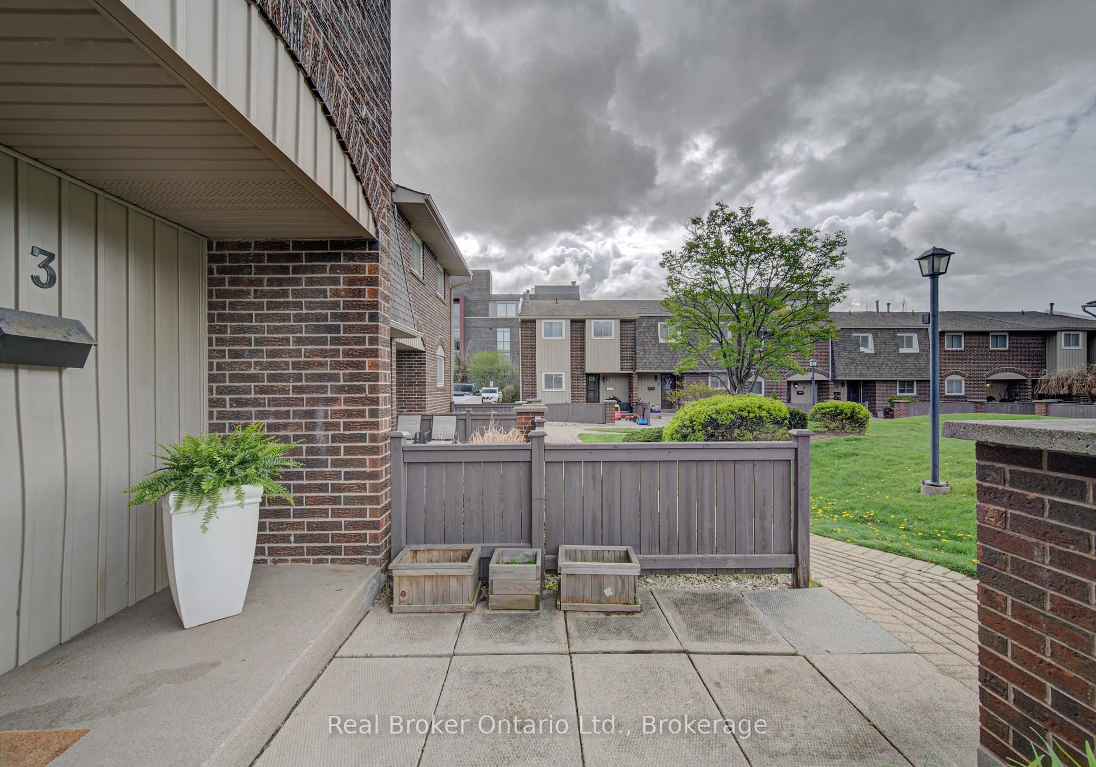 Patio, street for 1302 Guelph Line #3, Burlington Ontario L7P 2S9