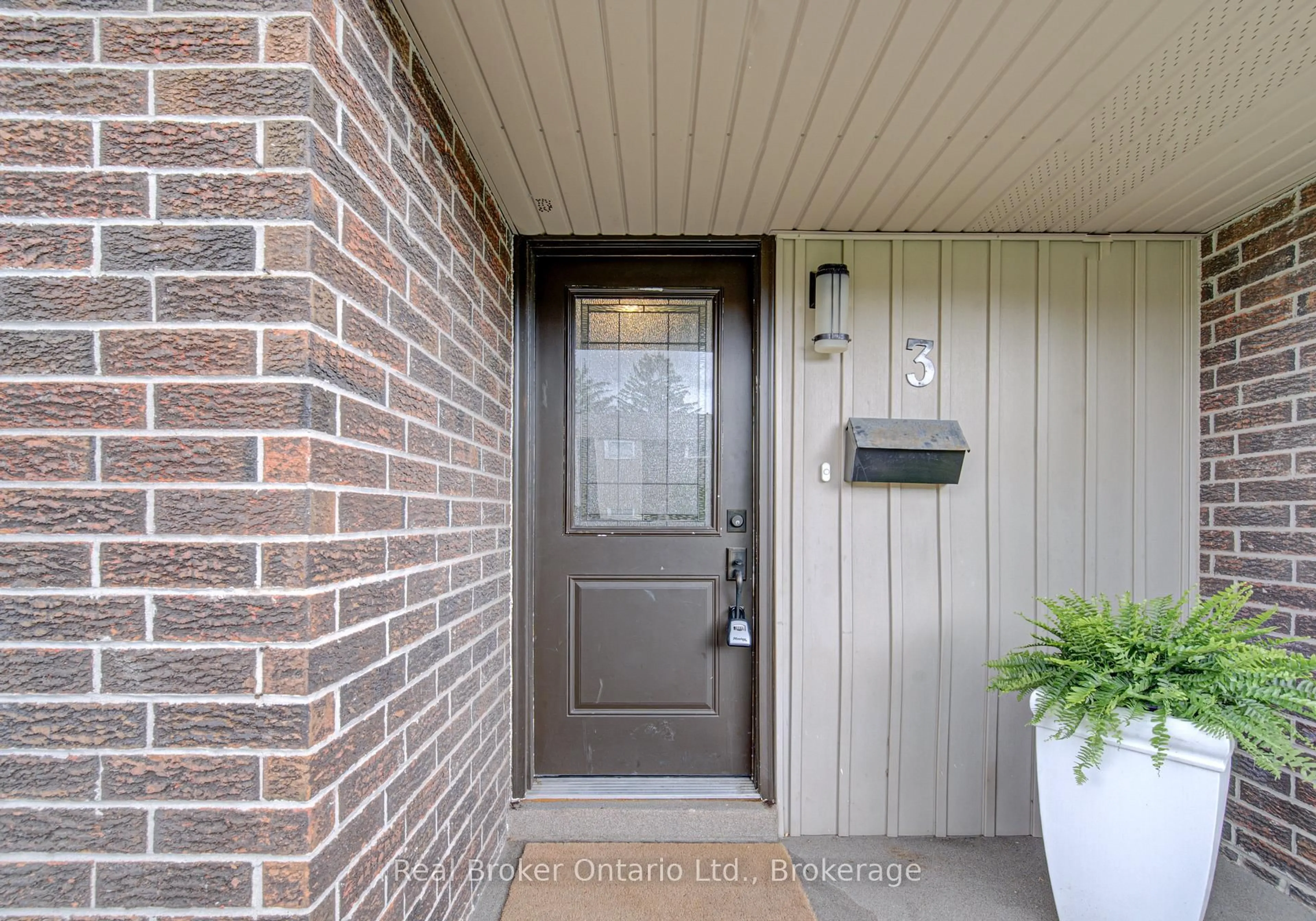 Indoor entryway for 1302 Guelph Line #3, Burlington Ontario L7P 2S9