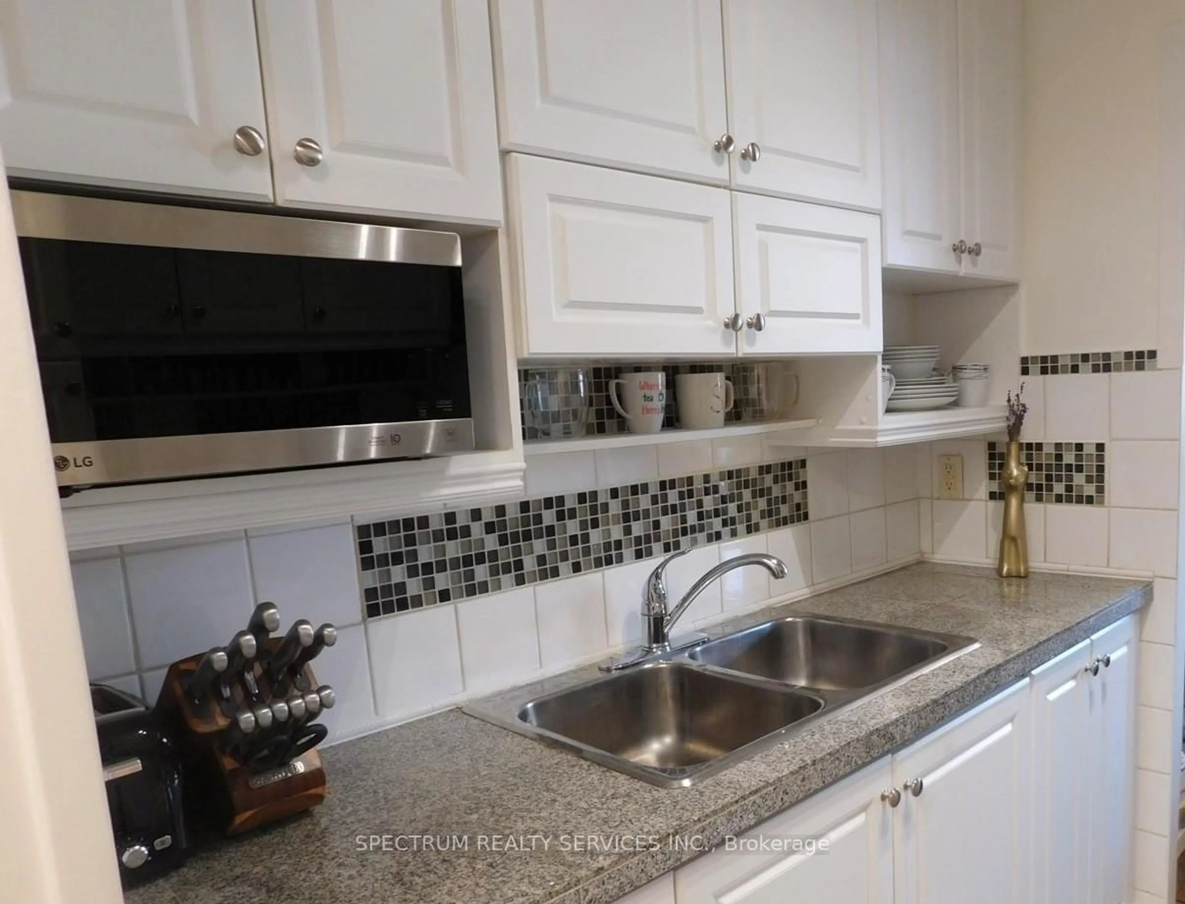 Standard kitchen, ceramic/tile floor for 3320 Fieldgate Dr #808, Mississauga Ontario L4X 2J2