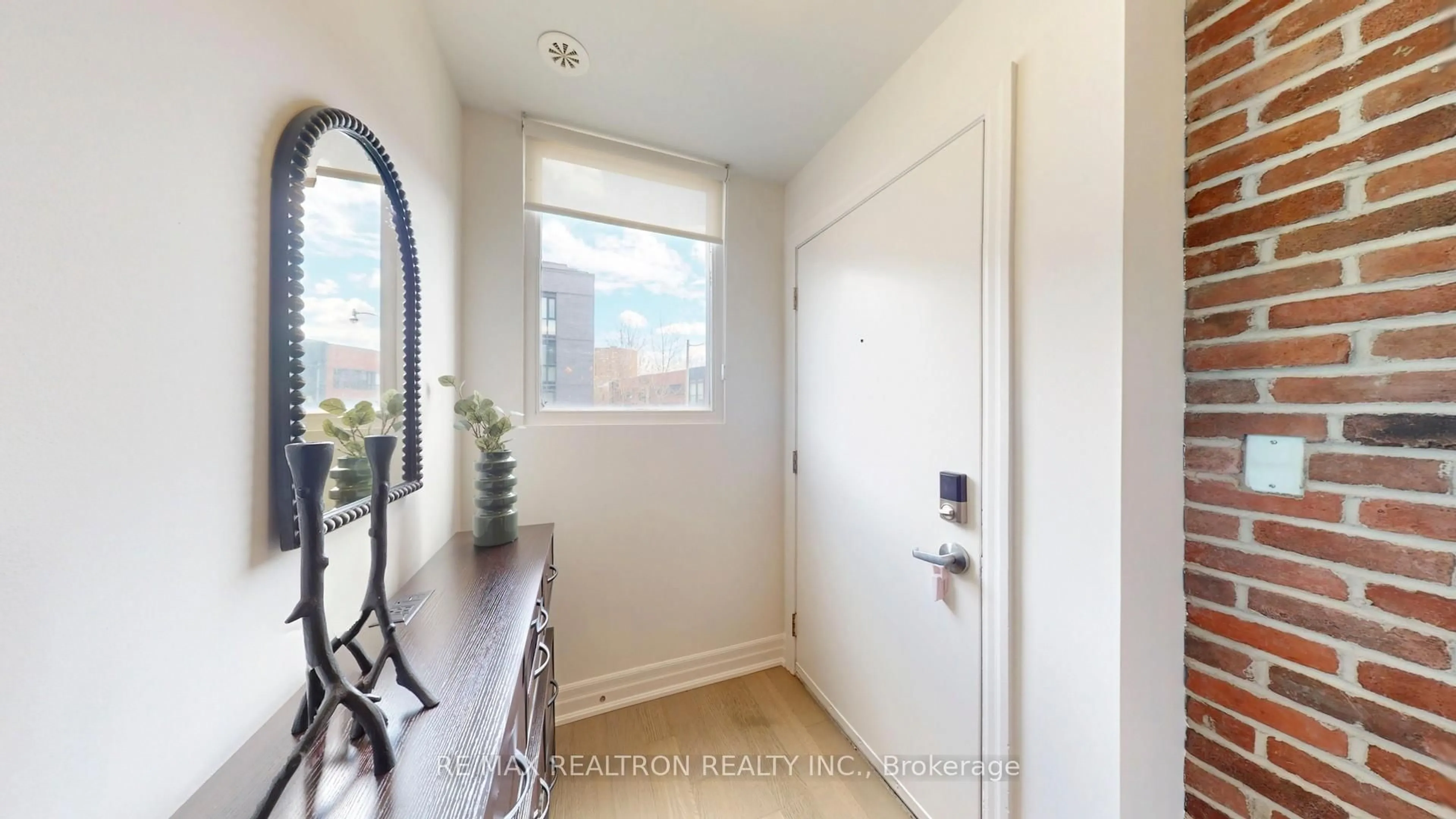 Indoor entryway for 58 Macaulay Ave #402, Toronto Ontario M6P 3P6