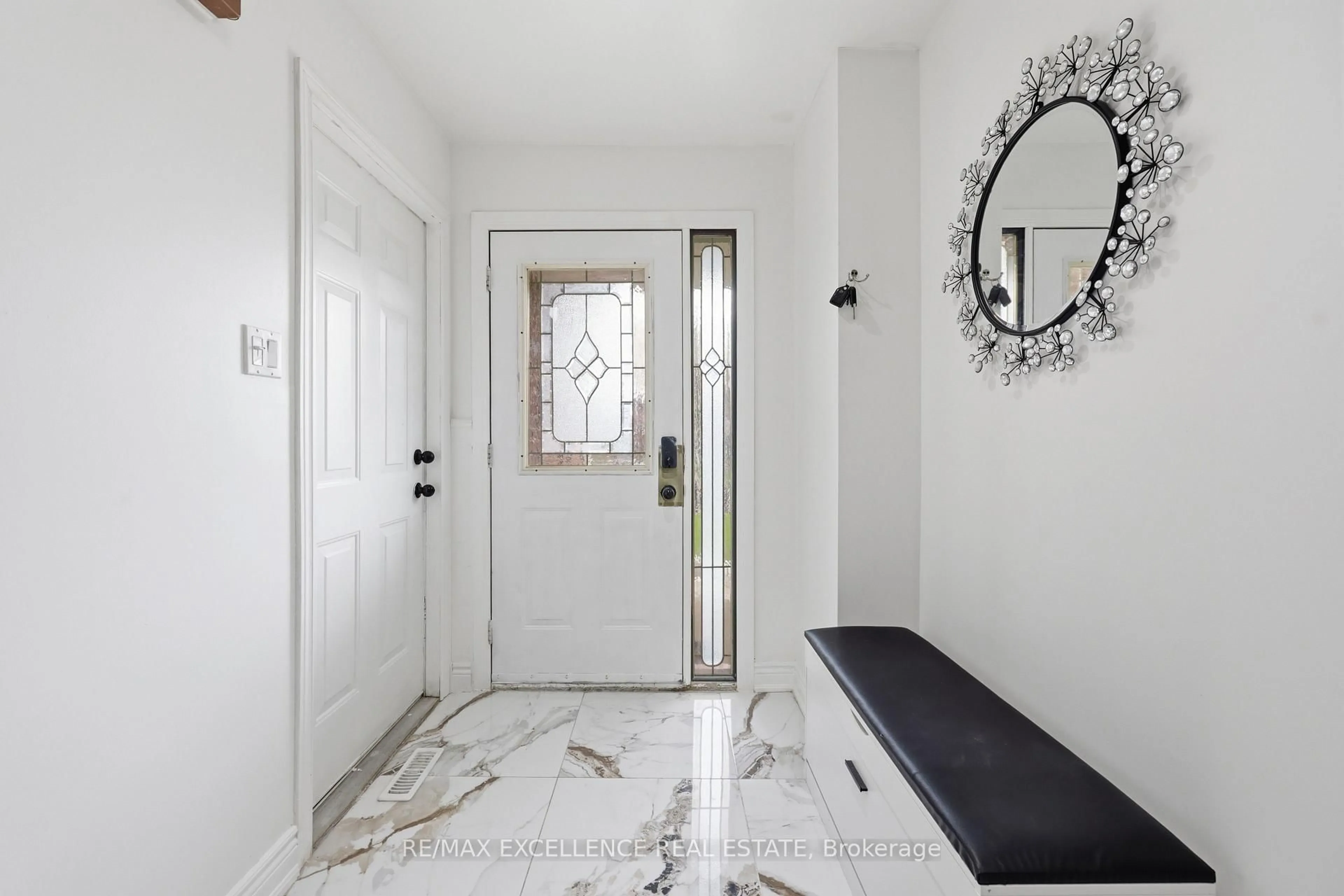 Indoor entryway for 86 Trewartha Cres, Brampton Ontario L6Z 1X4