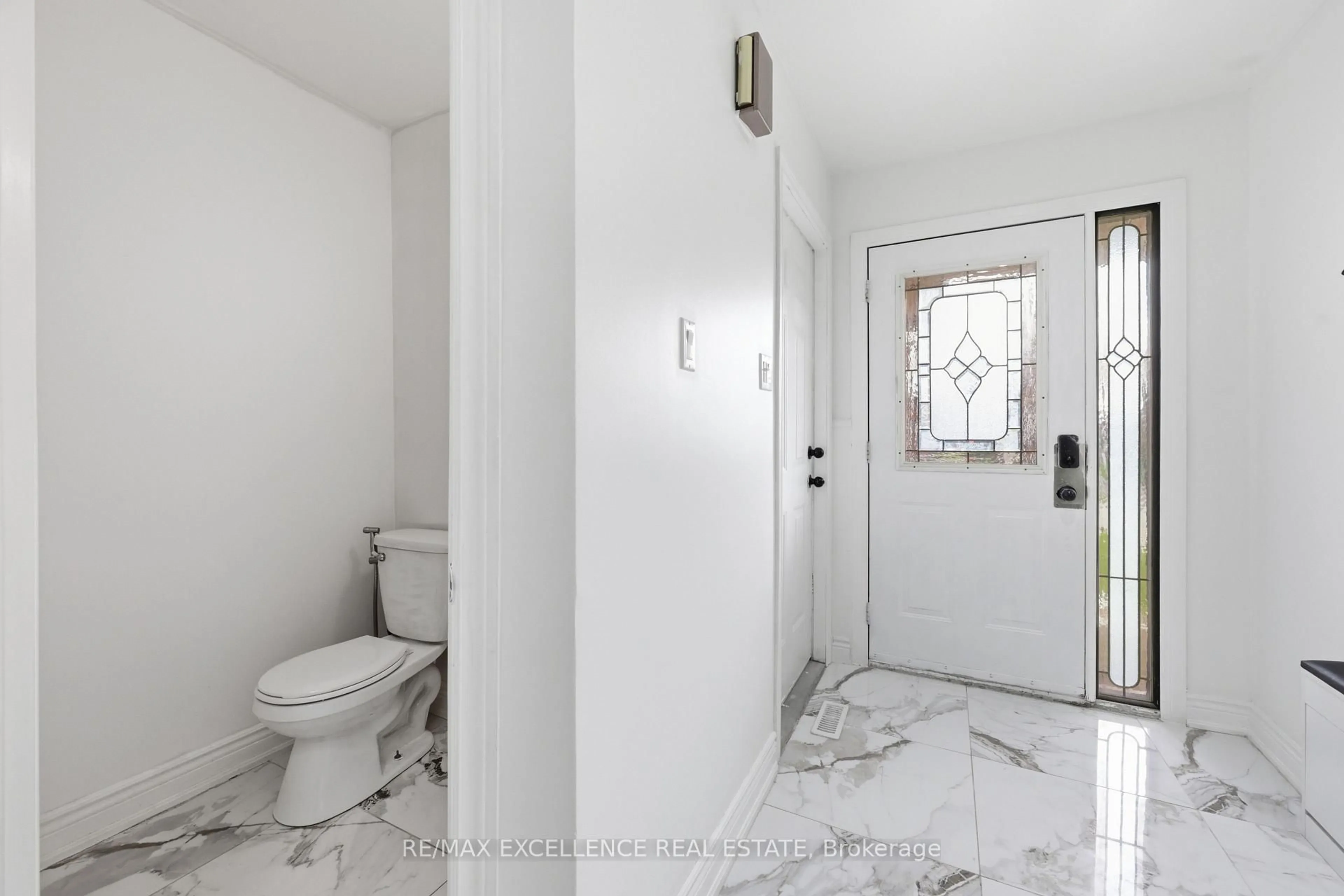 Indoor entryway for 86 Trewartha Cres, Brampton Ontario L6Z 1X4
