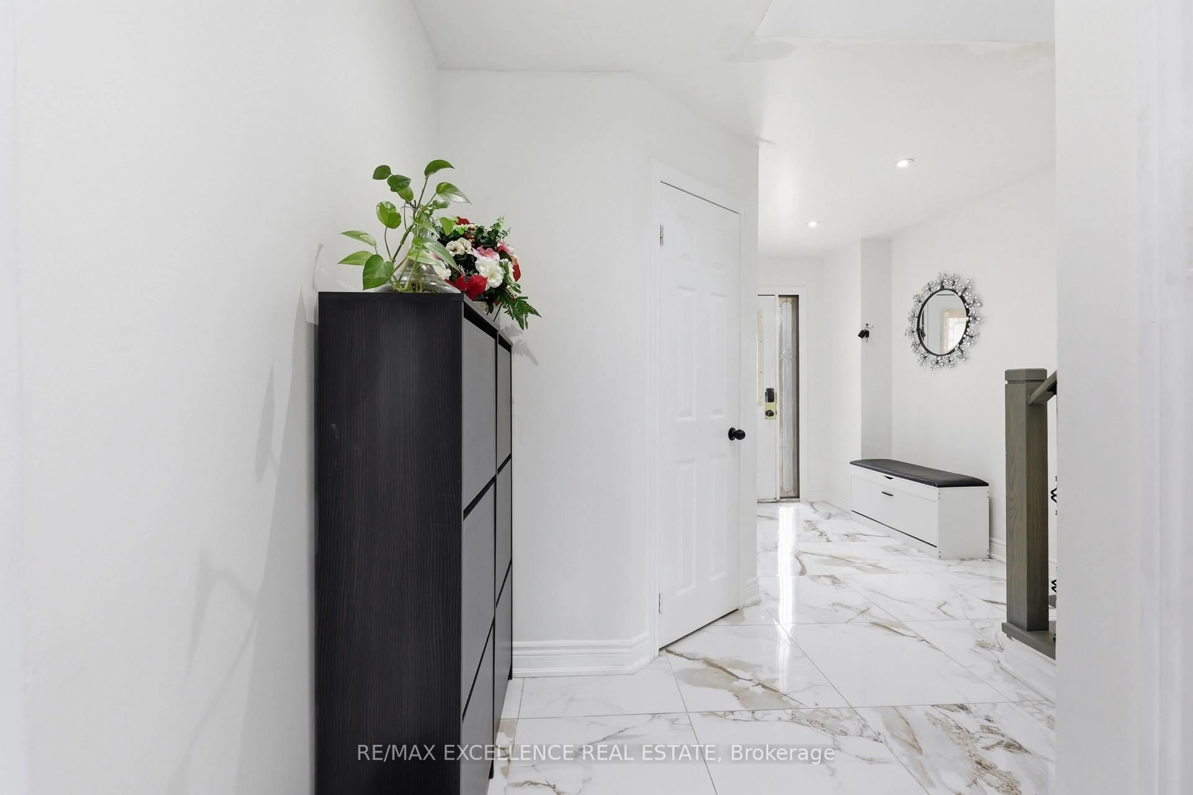 Indoor entryway for 86 Trewartha Cres, Brampton Ontario L6Z 1X4