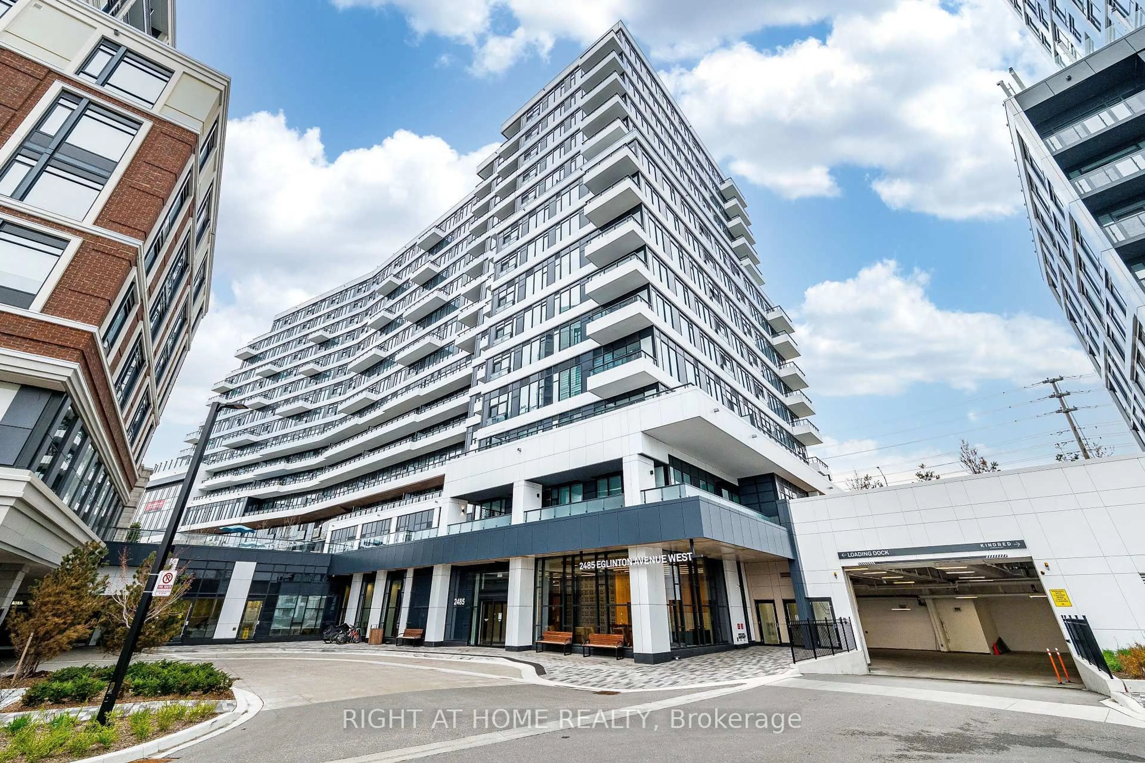 Indoor foyer for 2485 Eglinton Ave #418, Mississauga Ontario L5W 2T1