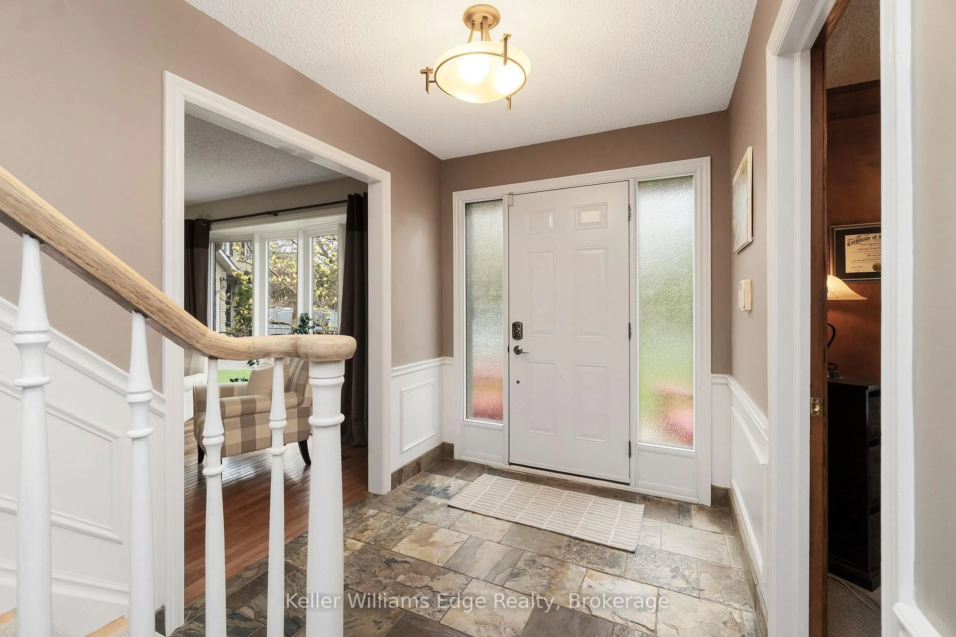 Indoor entryway for 427 Mackay Crt, Burlington Ontario L7L 5M8