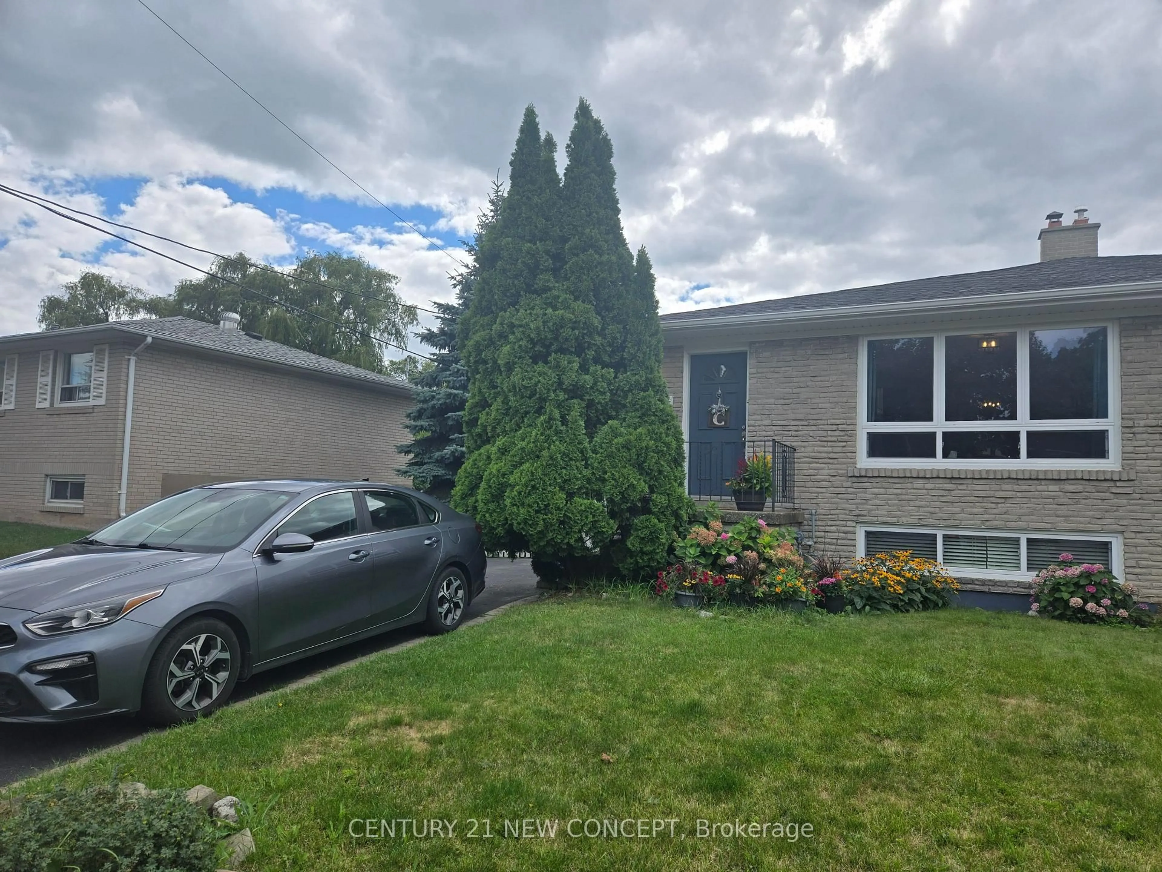 A pic from outside/outdoor area/front of a property/back of a property/a pic from drone, street for 412 Melores Dr, Burlington Ontario L7L 4T8
