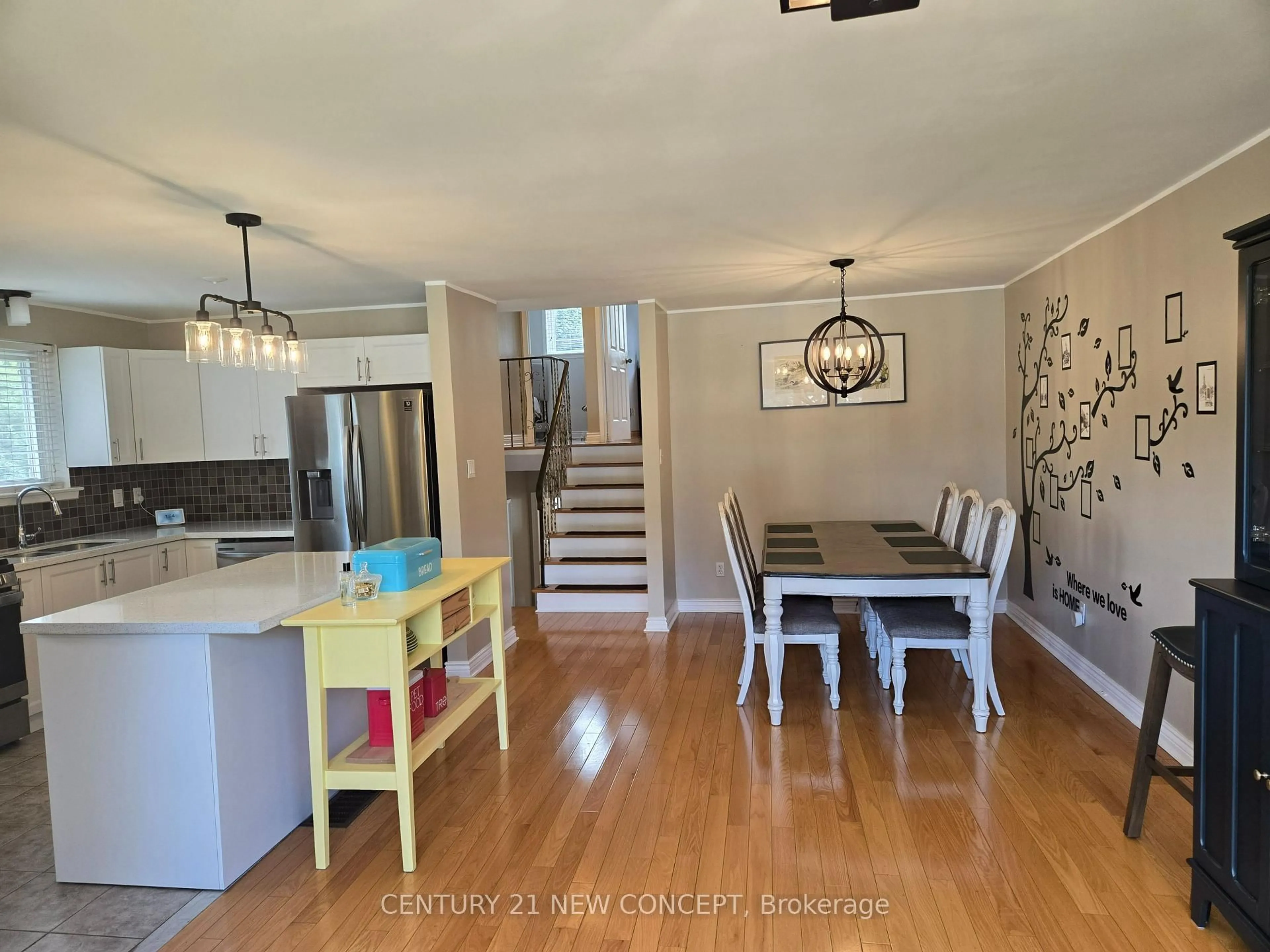 Dining room, wood/laminate floor for 412 Melores Dr, Burlington Ontario L7L 4T8