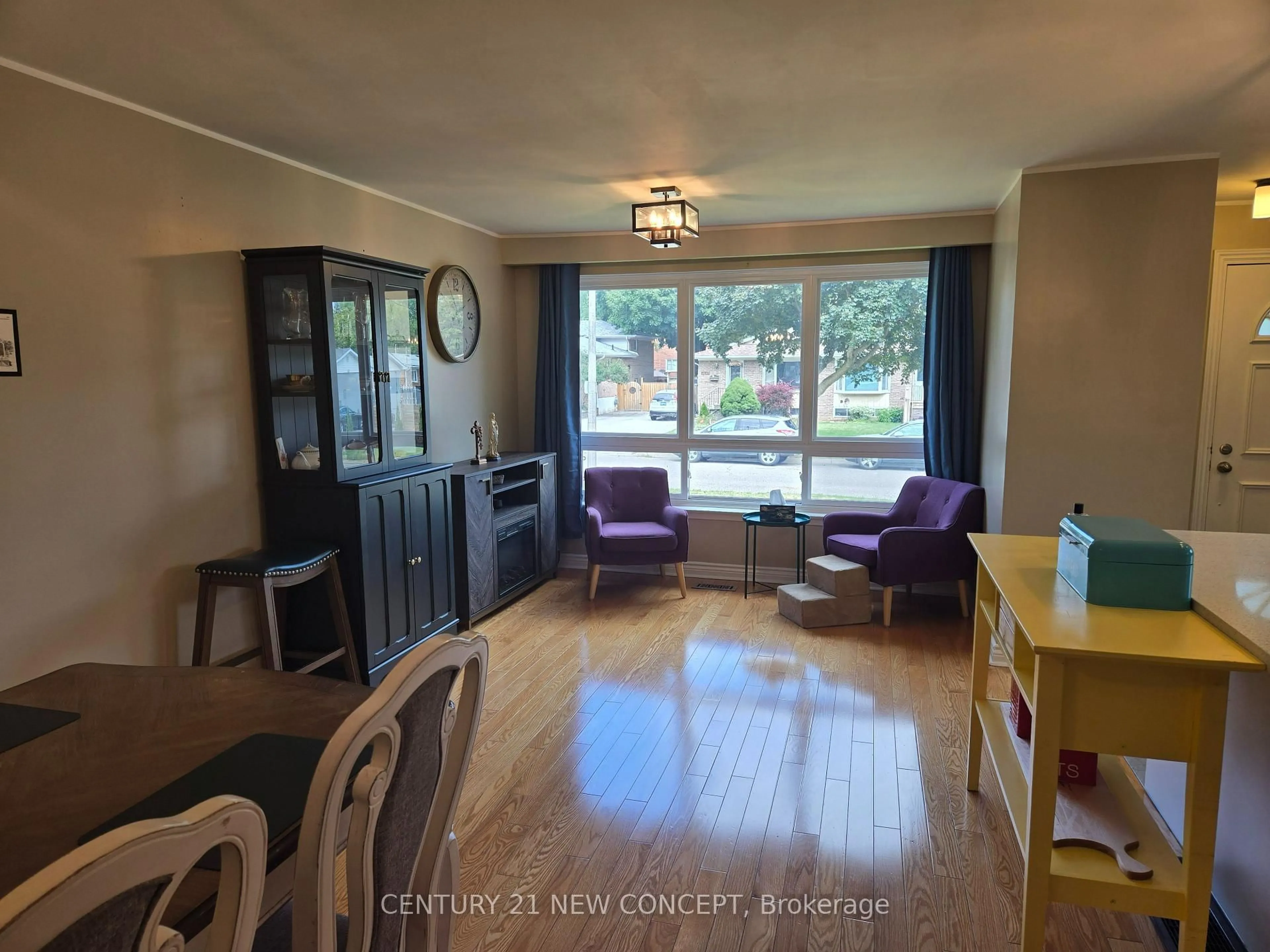 Living room with furniture, wood/laminate floor for 412 Melores Dr, Burlington Ontario L7L 4T8