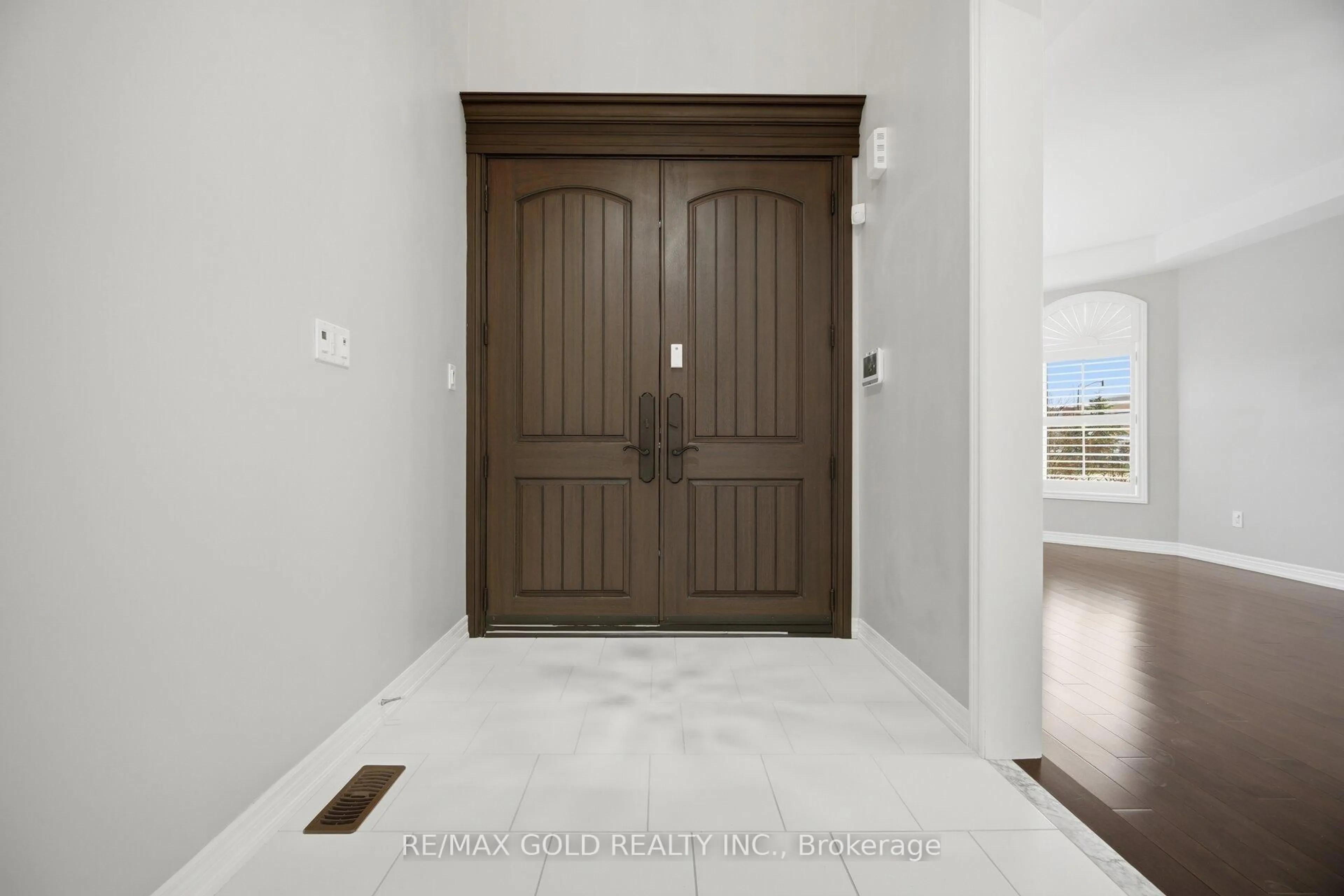 Indoor entryway for 53 Martin Byrne Dr, Brampton Ontario L6P 4C2