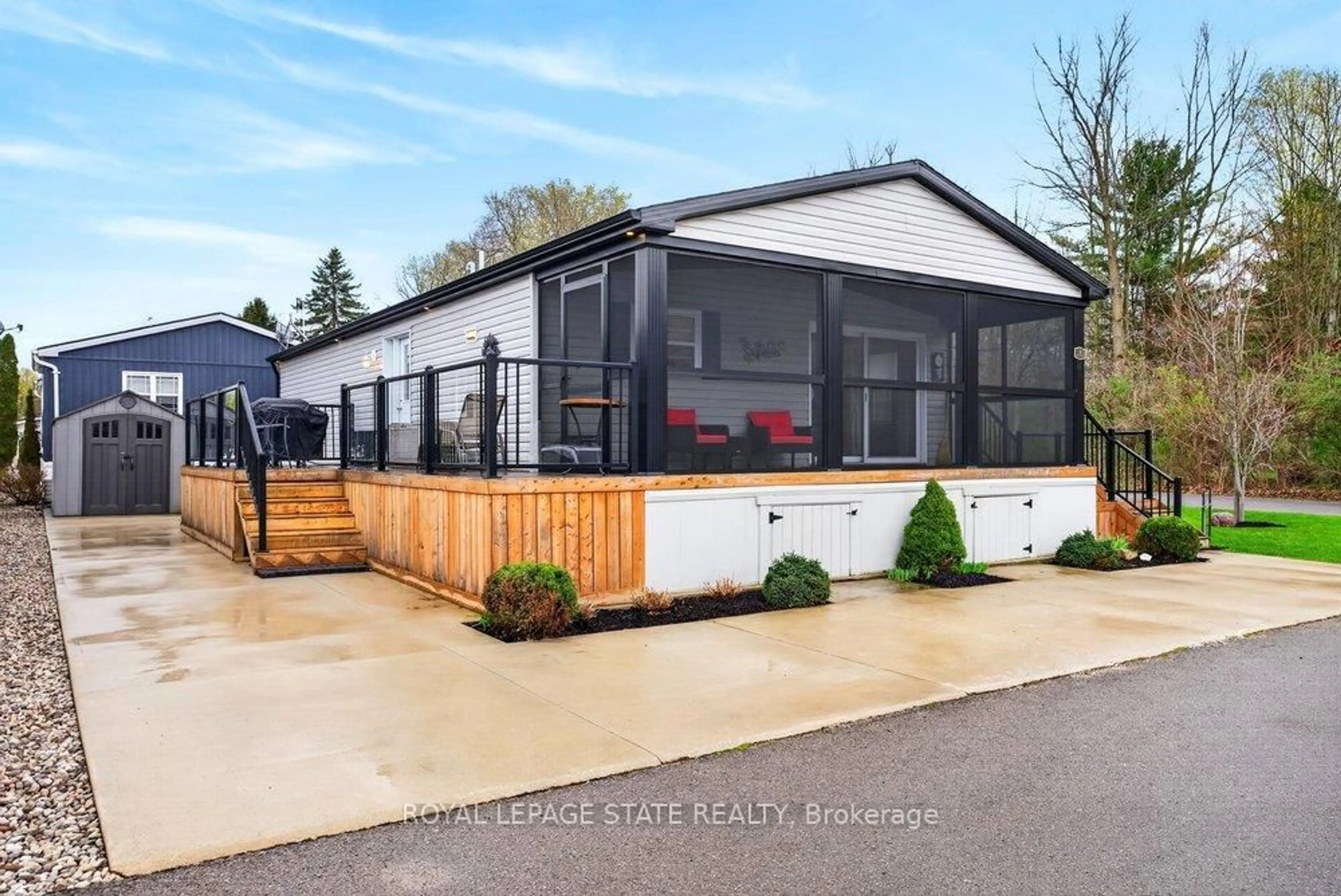 Home with vinyl exterior material, street for 4449 Milburough Line #2 Oak, Burlington Ontario L7P 0C5