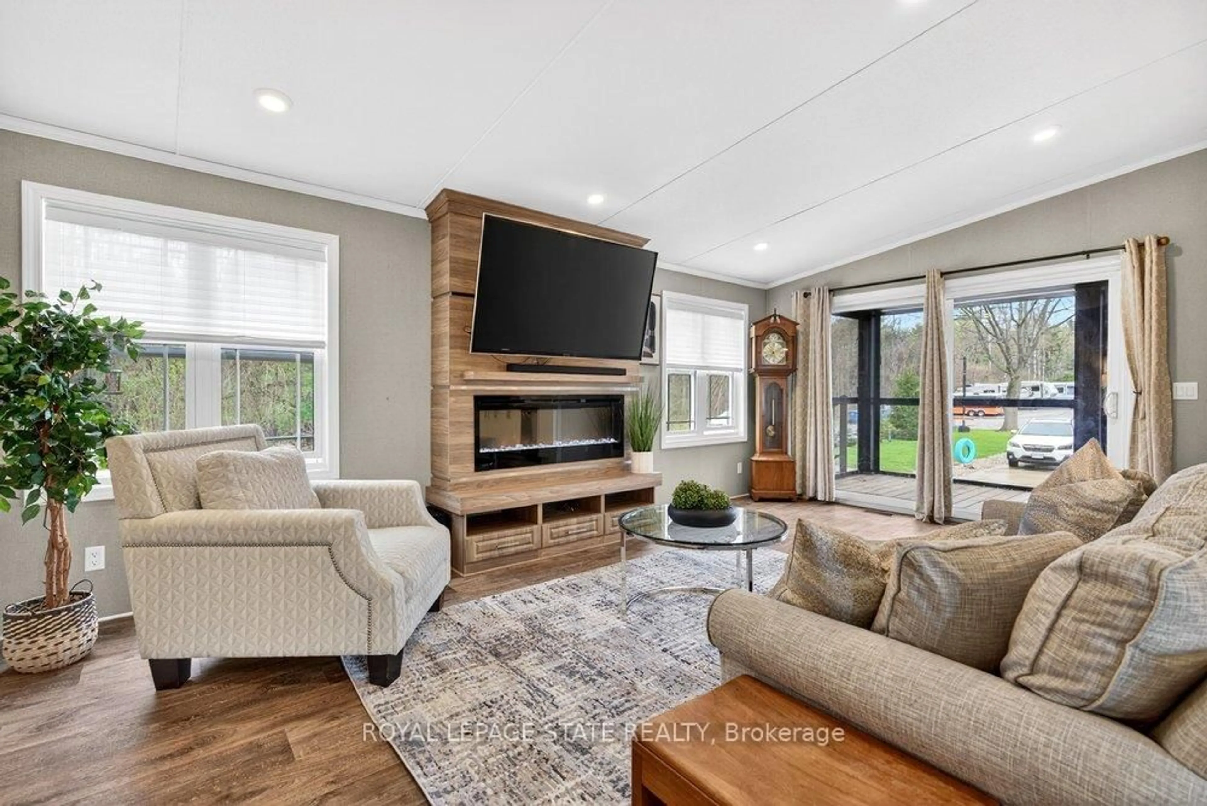 Living room with furniture, unknown for 4449 Milburough Line #2 Oak, Burlington Ontario L7P 0C5