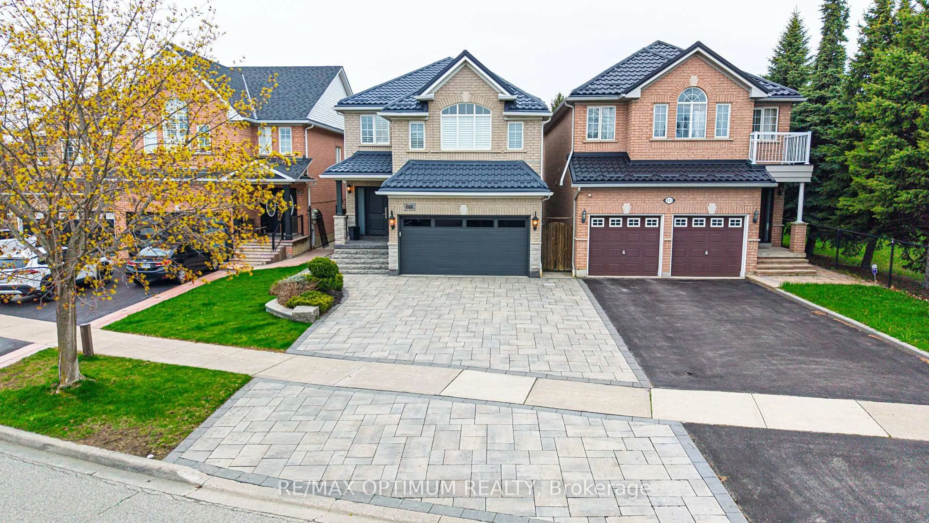 Home with brick exterior material, street for 855 Knotty Pine Grve, Mississauga Ontario L5W 1K2