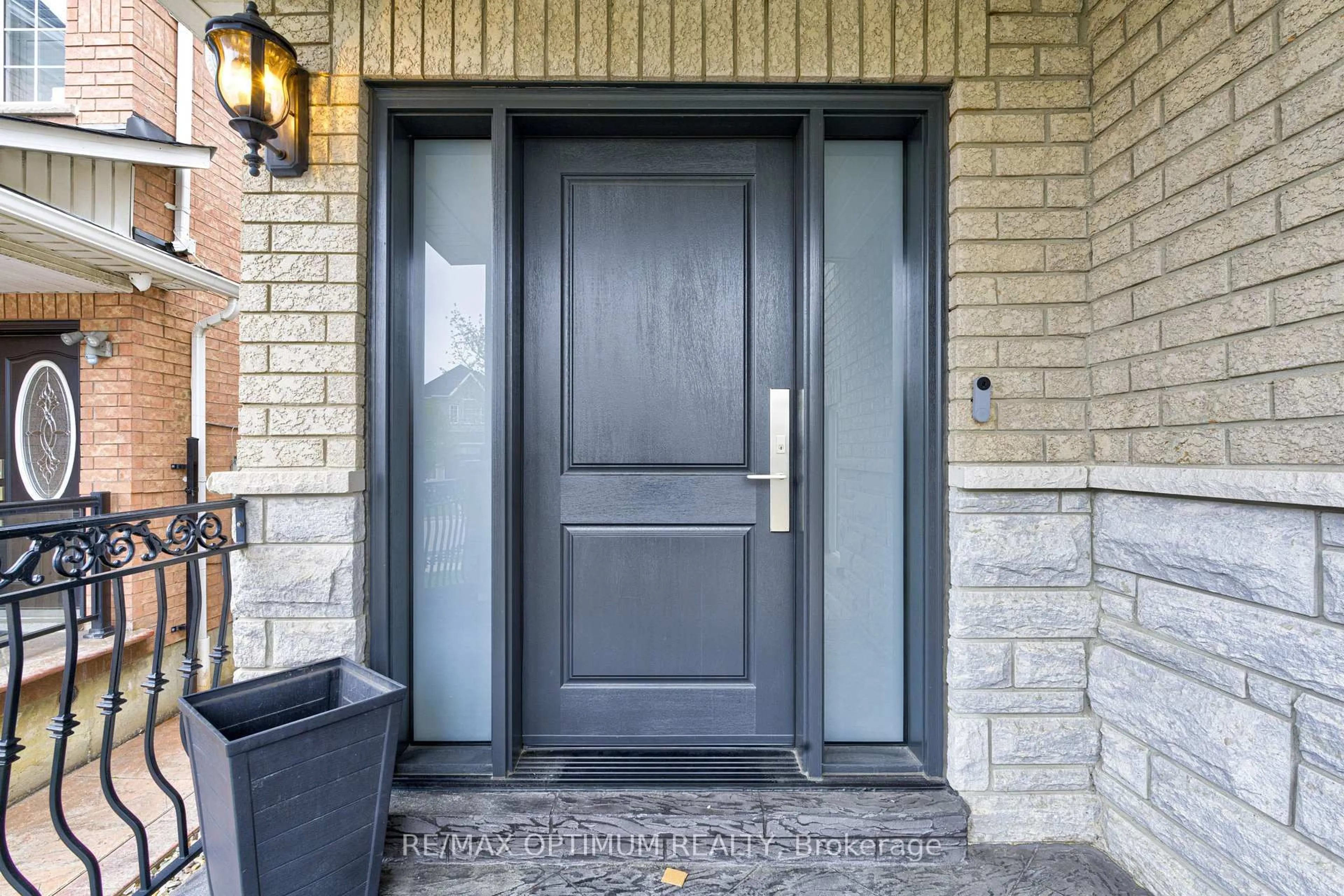Indoor entryway for 855 Knotty Pine Grve, Mississauga Ontario L5W 1K2