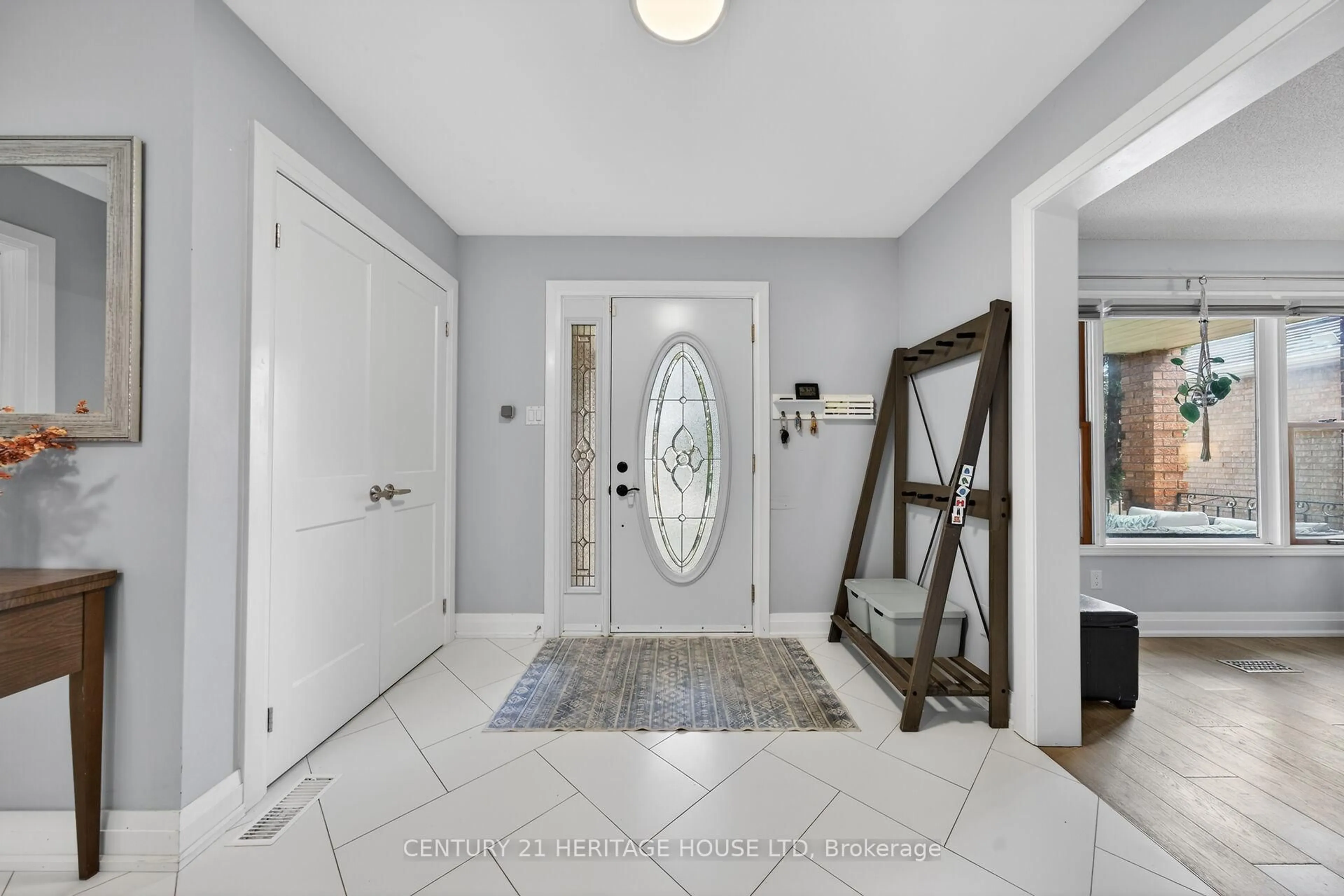 Indoor entryway for 3 Bowes Crt, Caledon Ontario L7E 1A5