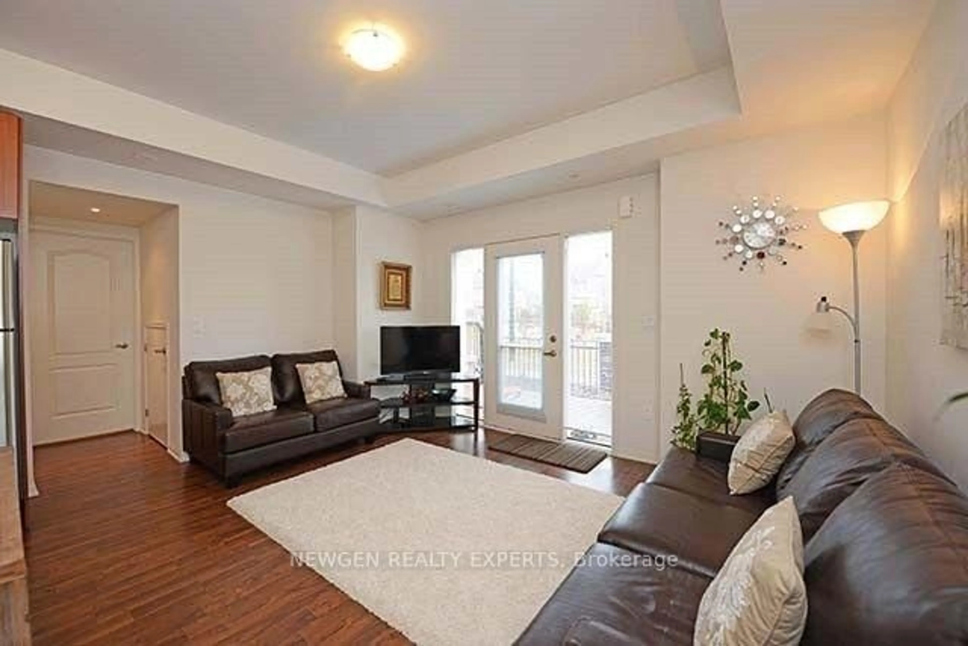 Living room with furniture, wood/laminate floor for 3185 Boxford Cres #16, Mississauga Ontario L5M 0X1