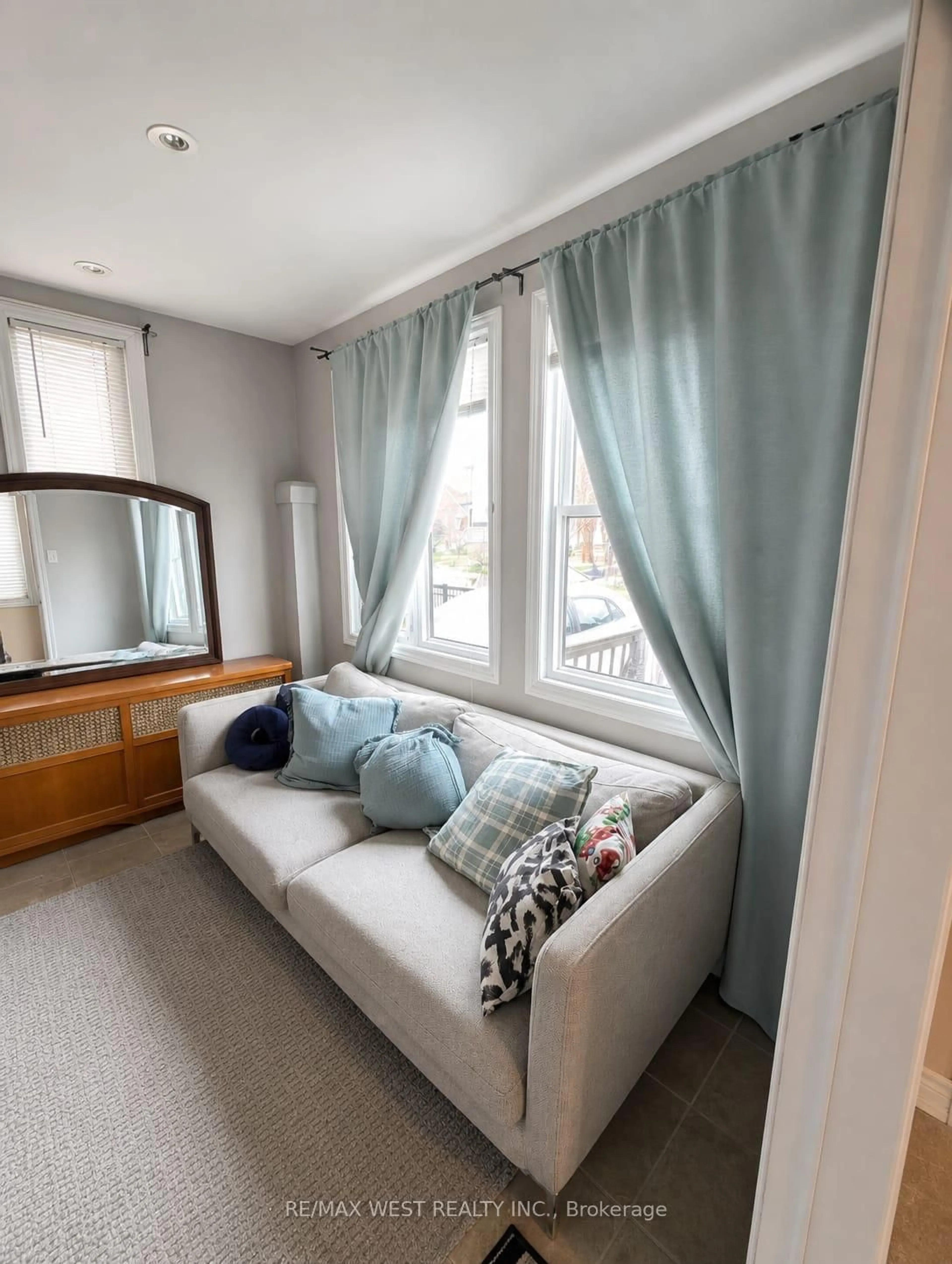 Living room with furniture, unknown for 112 Silverthorn Ave, Toronto Ontario M6N 3J9