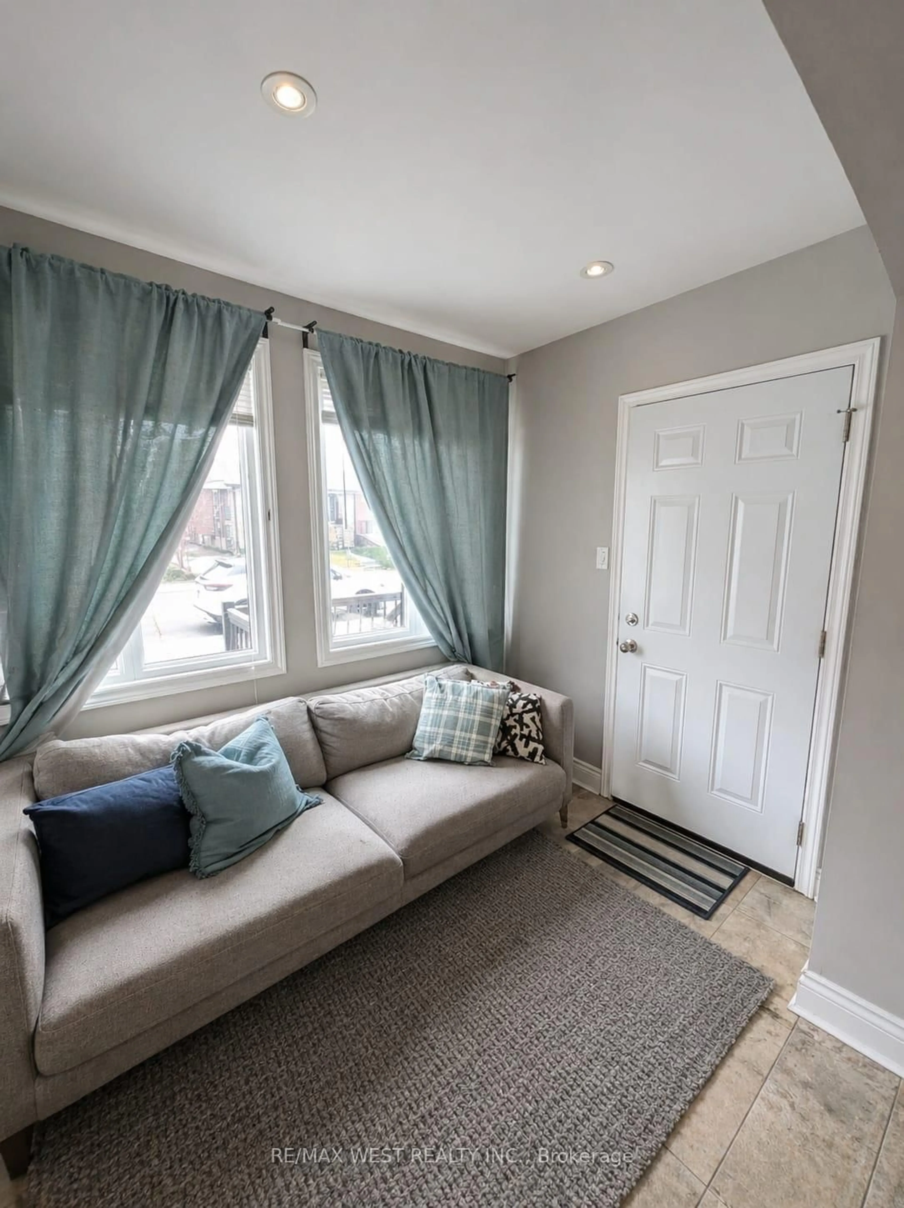 Living room with furniture, unknown for 112 Silverthorn Ave, Toronto Ontario M6N 3J9