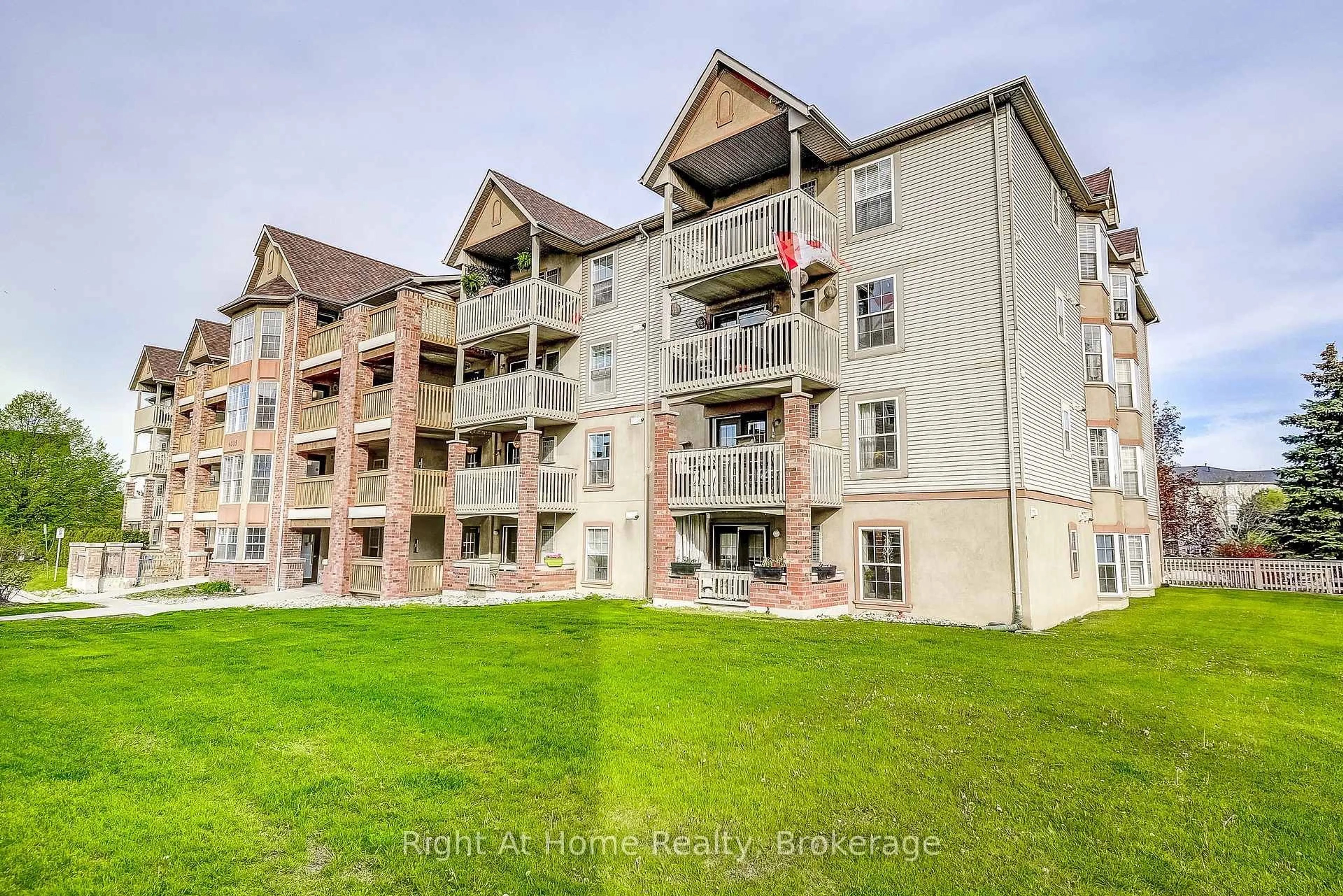 A pic from outside/outdoor area/front of a property/back of a property/a pic from drone, unknown for 4005 Kilmer Dr #212, Burlington Ontario L7M 4M2