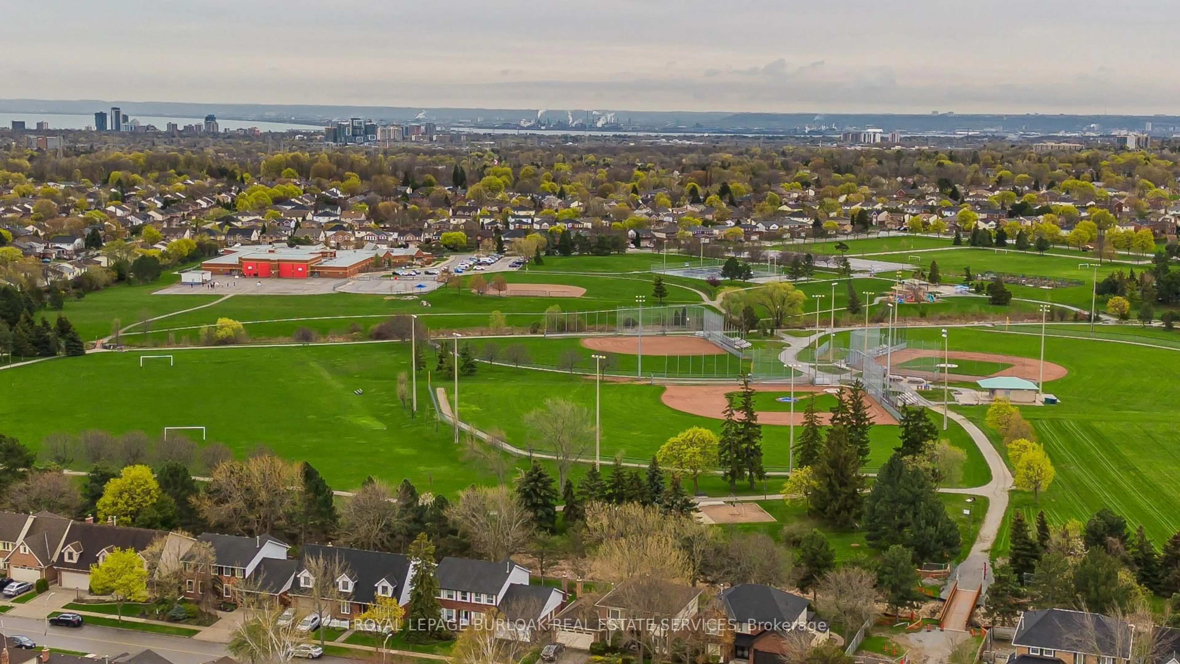 A pic from outside/outdoor area/front of a property/back of a property/a pic from drone, unknown for 3199 Desmond Dr, Burlington Ontario L7M 3N1