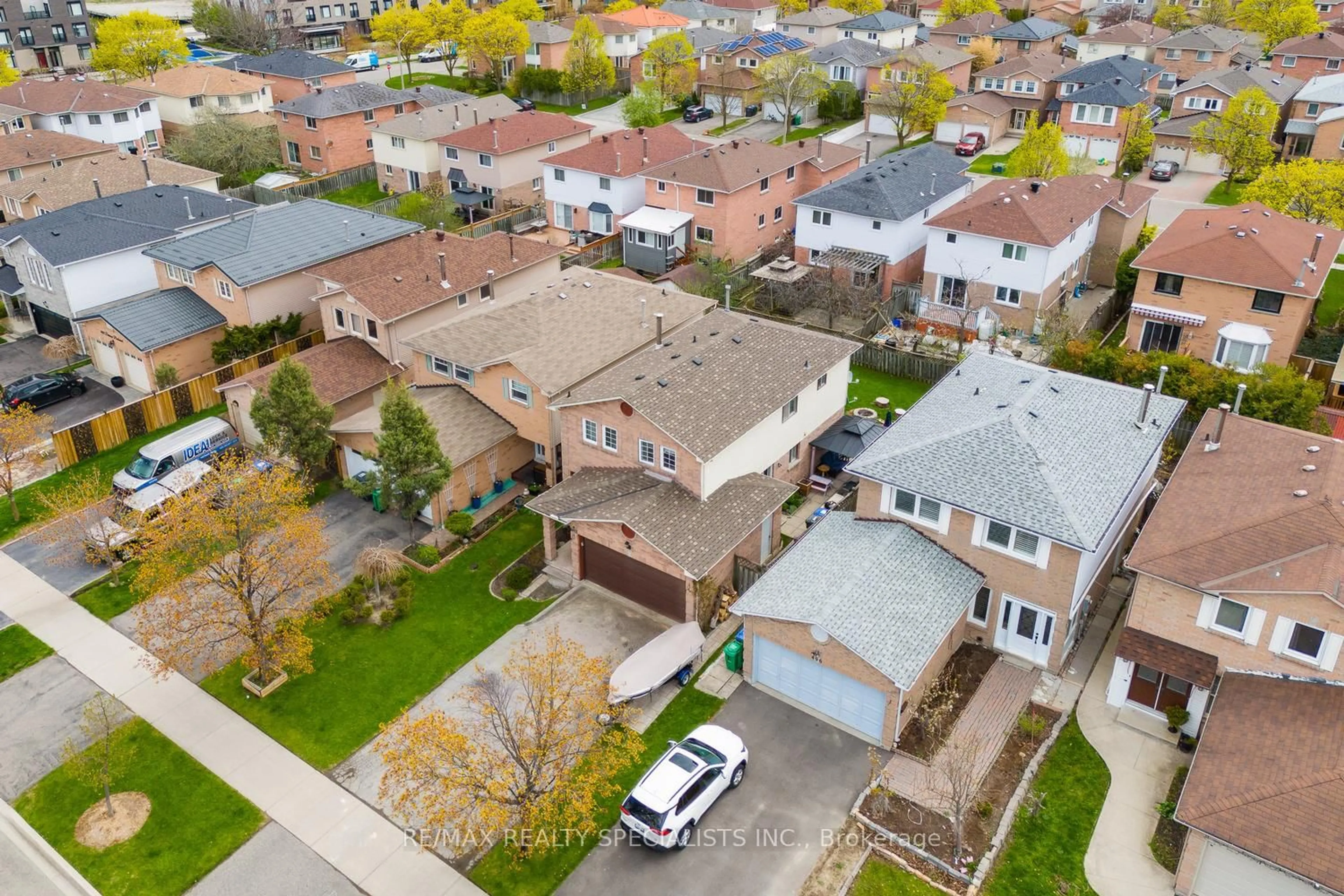 A pic from outside/outdoor area/front of a property/back of a property/a pic from drone, street for 492 Parkview Blvd, Mississauga Ontario L5B 3M6