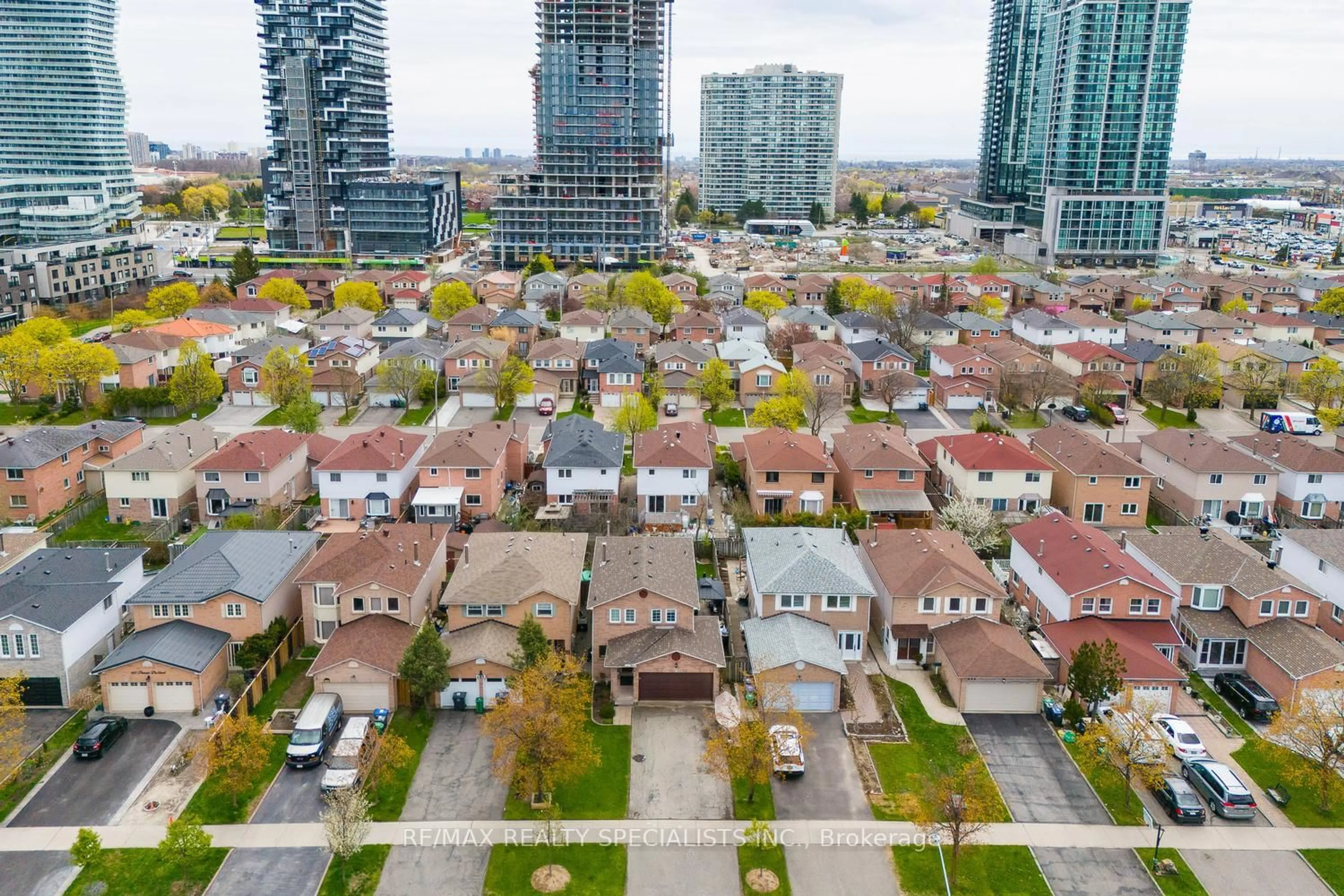 A pic from outside/outdoor area/front of a property/back of a property/a pic from drone, city buildings view from balcony for 492 Parkview Blvd, Mississauga Ontario L5B 3M6