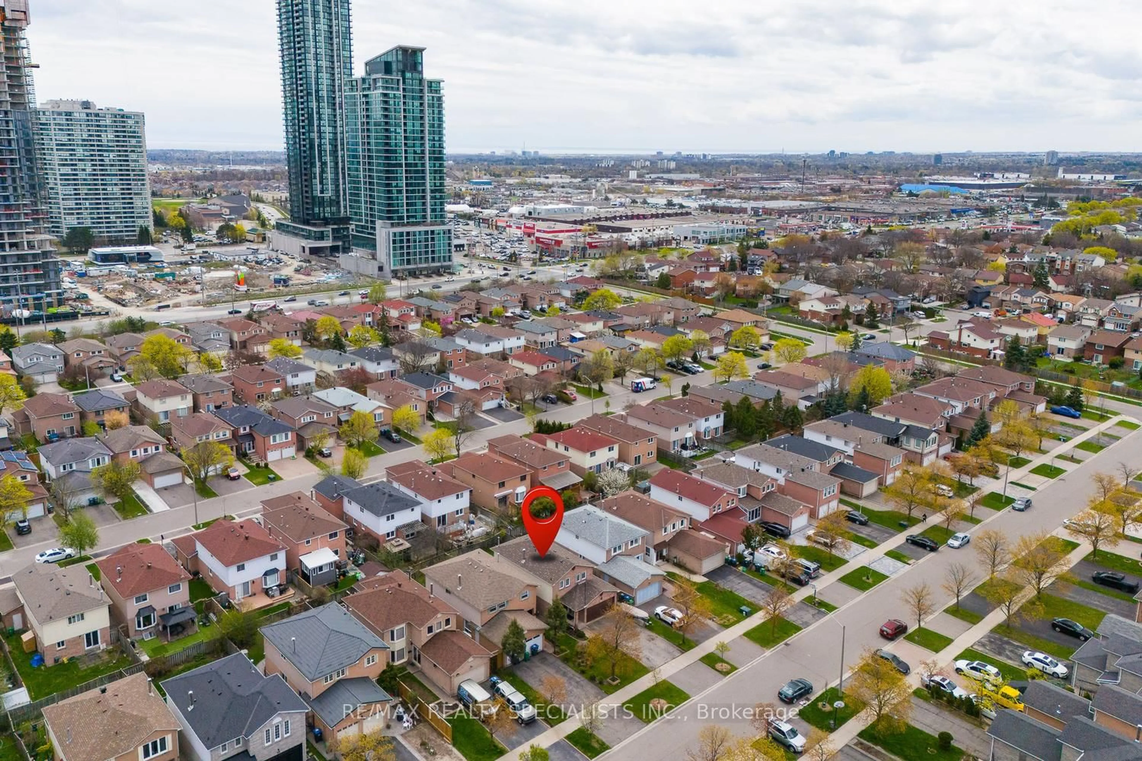 A pic from outside/outdoor area/front of a property/back of a property/a pic from drone, city buildings view from balcony for 492 Parkview Blvd, Mississauga Ontario L5B 3M6