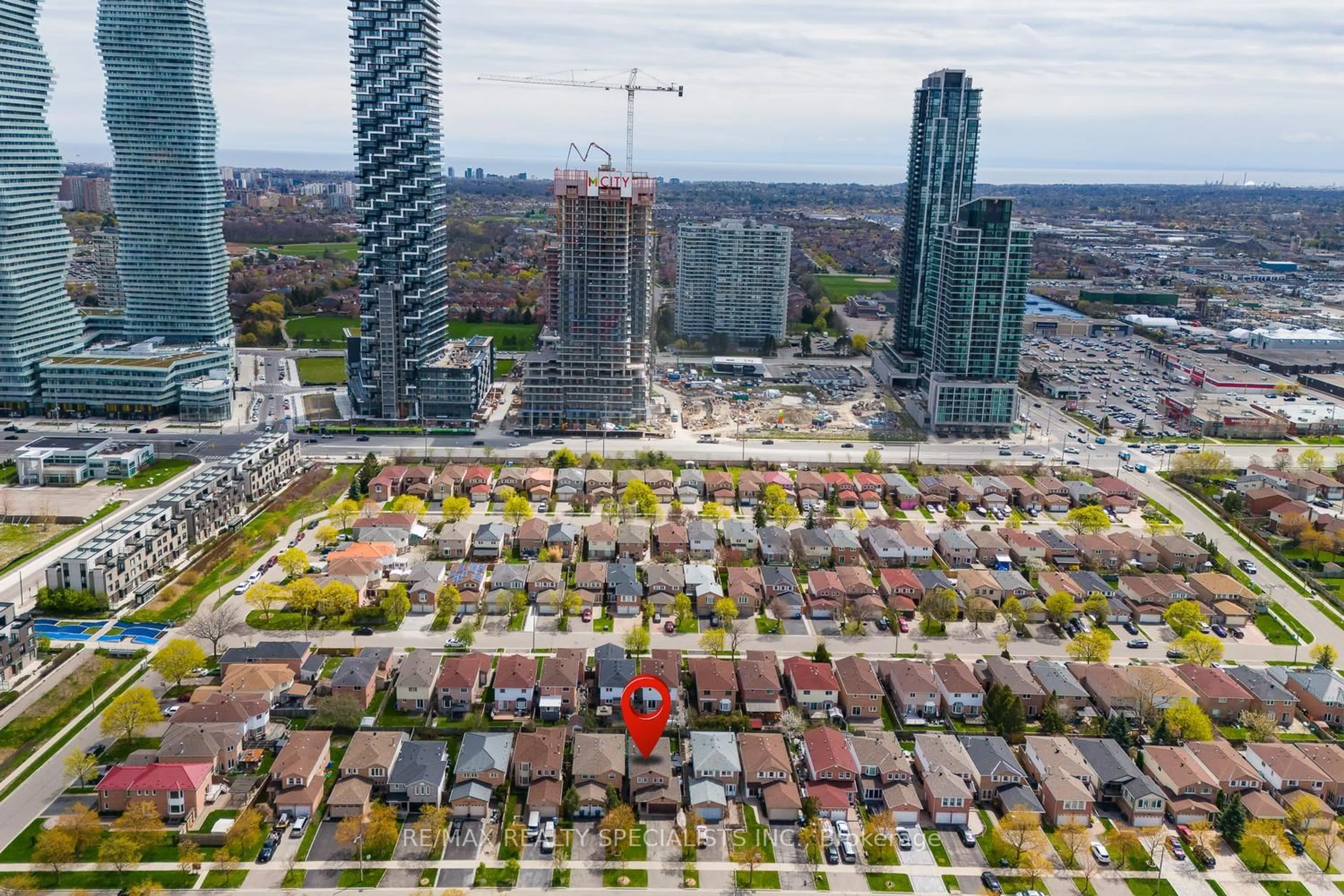 A pic from outside/outdoor area/front of a property/back of a property/a pic from drone, city buildings view from balcony for 492 Parkview Blvd, Mississauga Ontario L5B 3M6