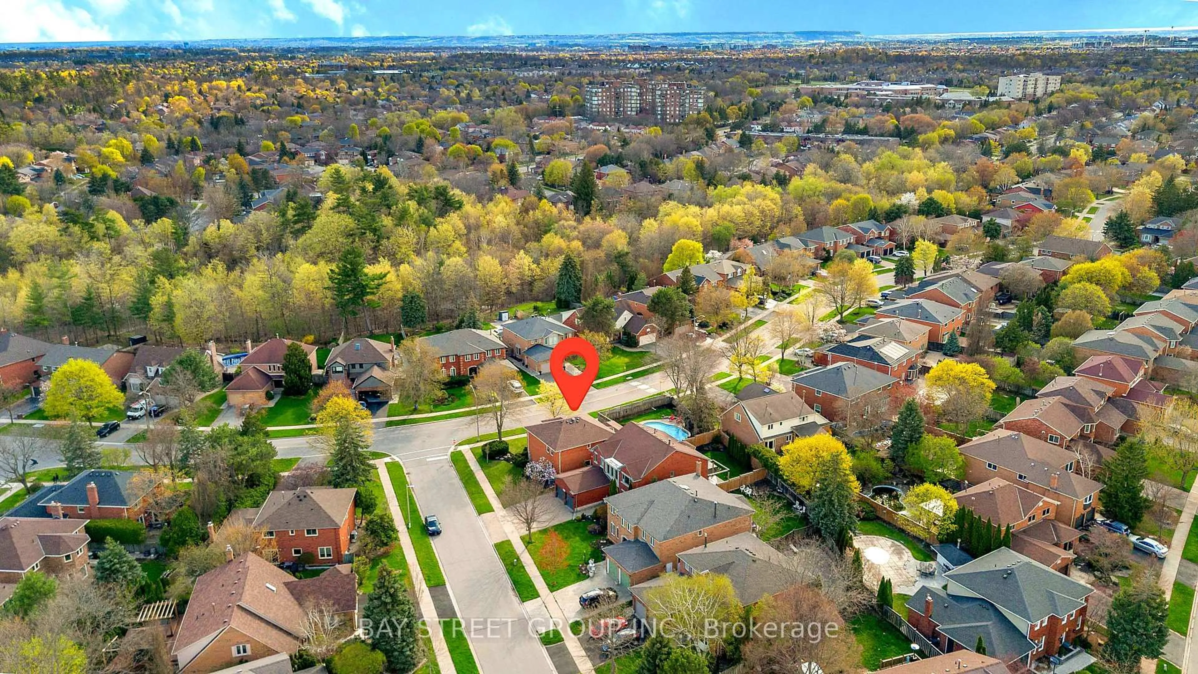 A pic from outside/outdoor area/front of a property/back of a property/a pic from drone, street for 1305 Monks Passage, Oakville Ontario L6M 1K6