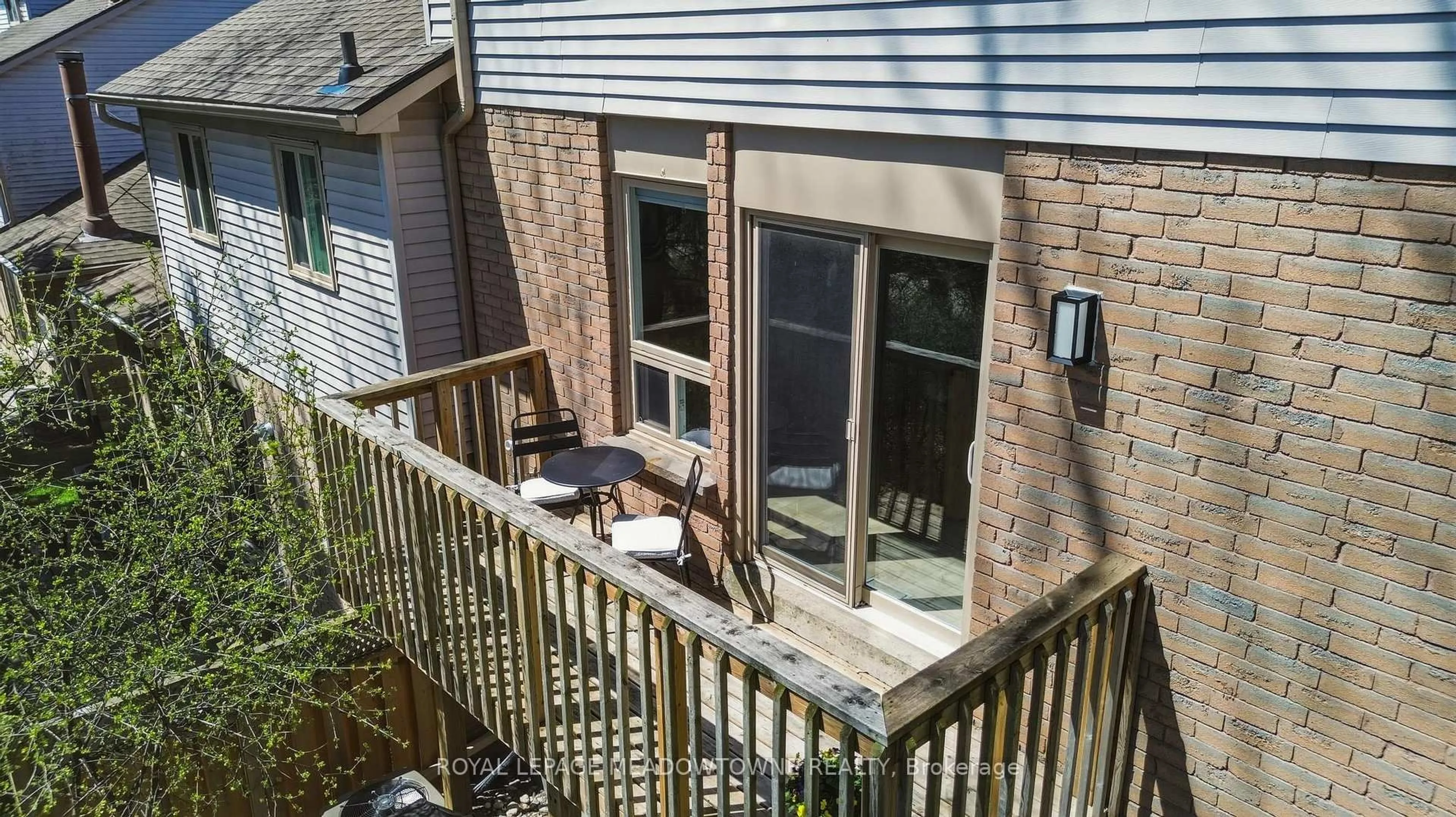 A pic from outside/outdoor area/front of a property/back of a property/a pic from drone, city buildings view from balcony for 2272 Mowat Ave #37, Oakville Ontario L6H 5L8