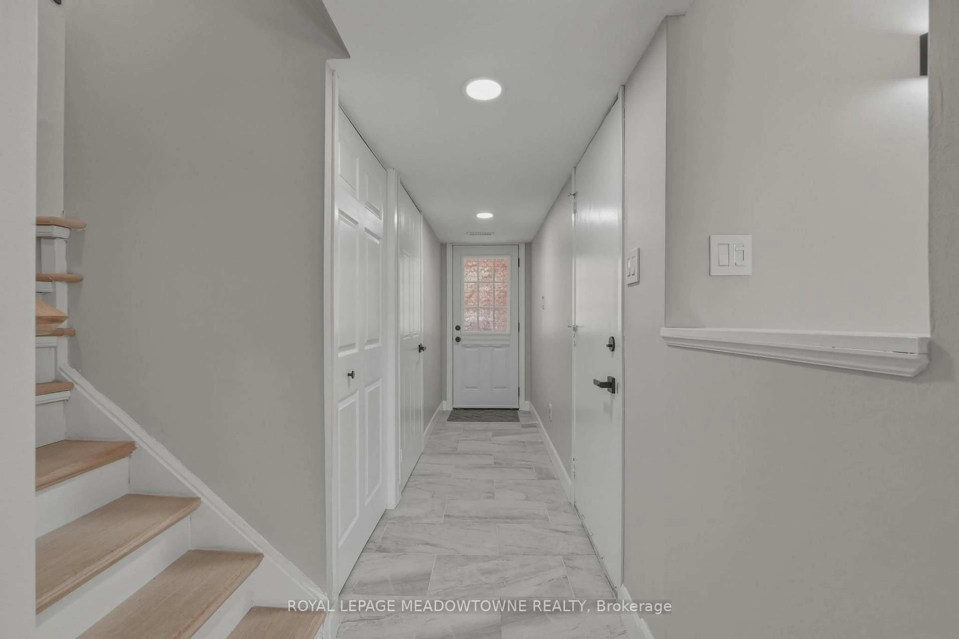 Indoor entryway for 2272 Mowat Ave #37, Oakville Ontario L6H 5L8