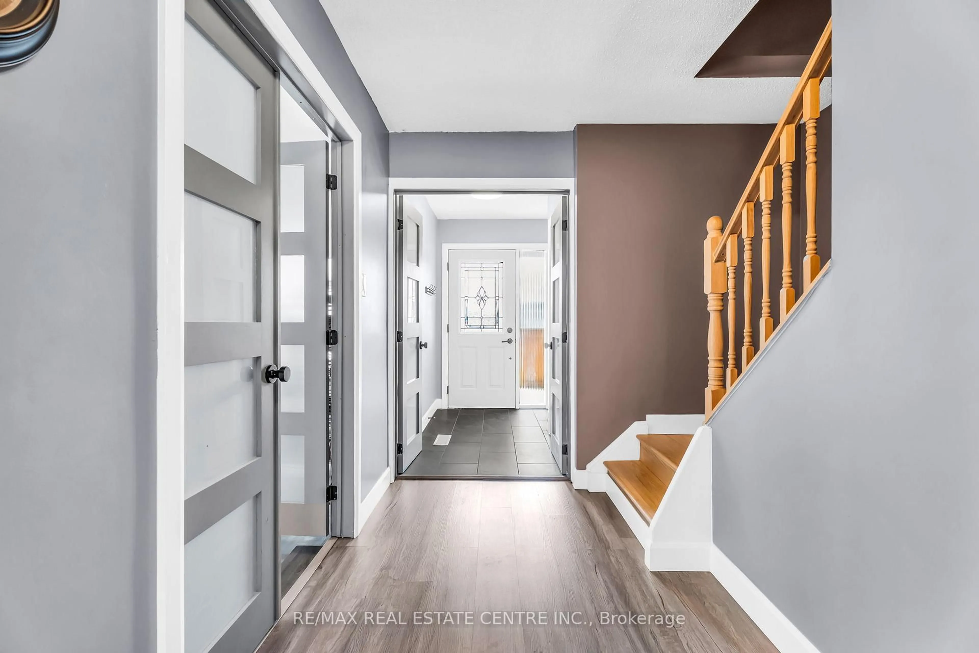 Indoor entryway for 33 Fourth Ave, Orangeville Ontario L9W 3S7