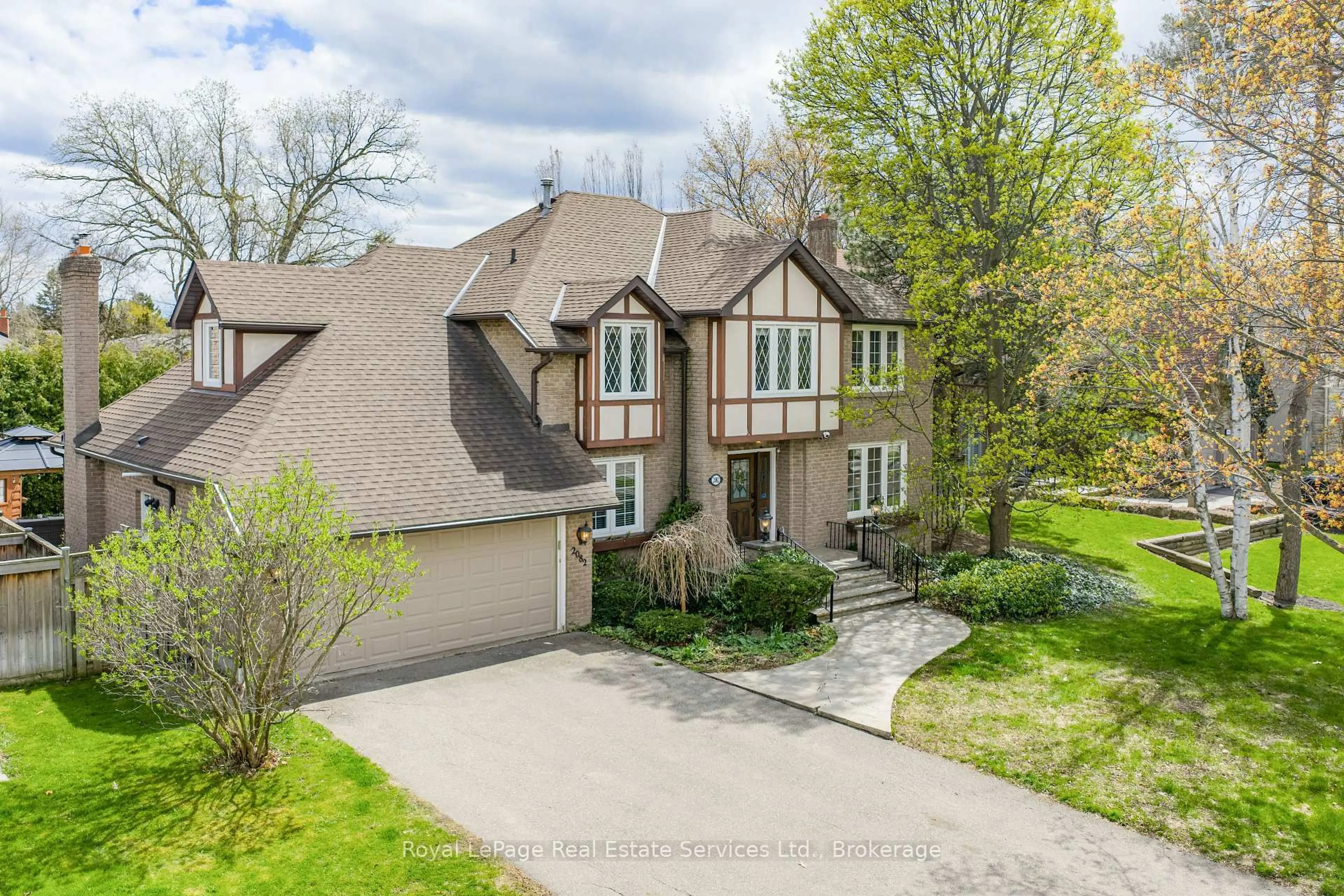 A pic from outside/outdoor area/front of a property/back of a property/a pic from drone, street for 2082 Mississauga Rd, Mississauga Ontario L5H 2K6