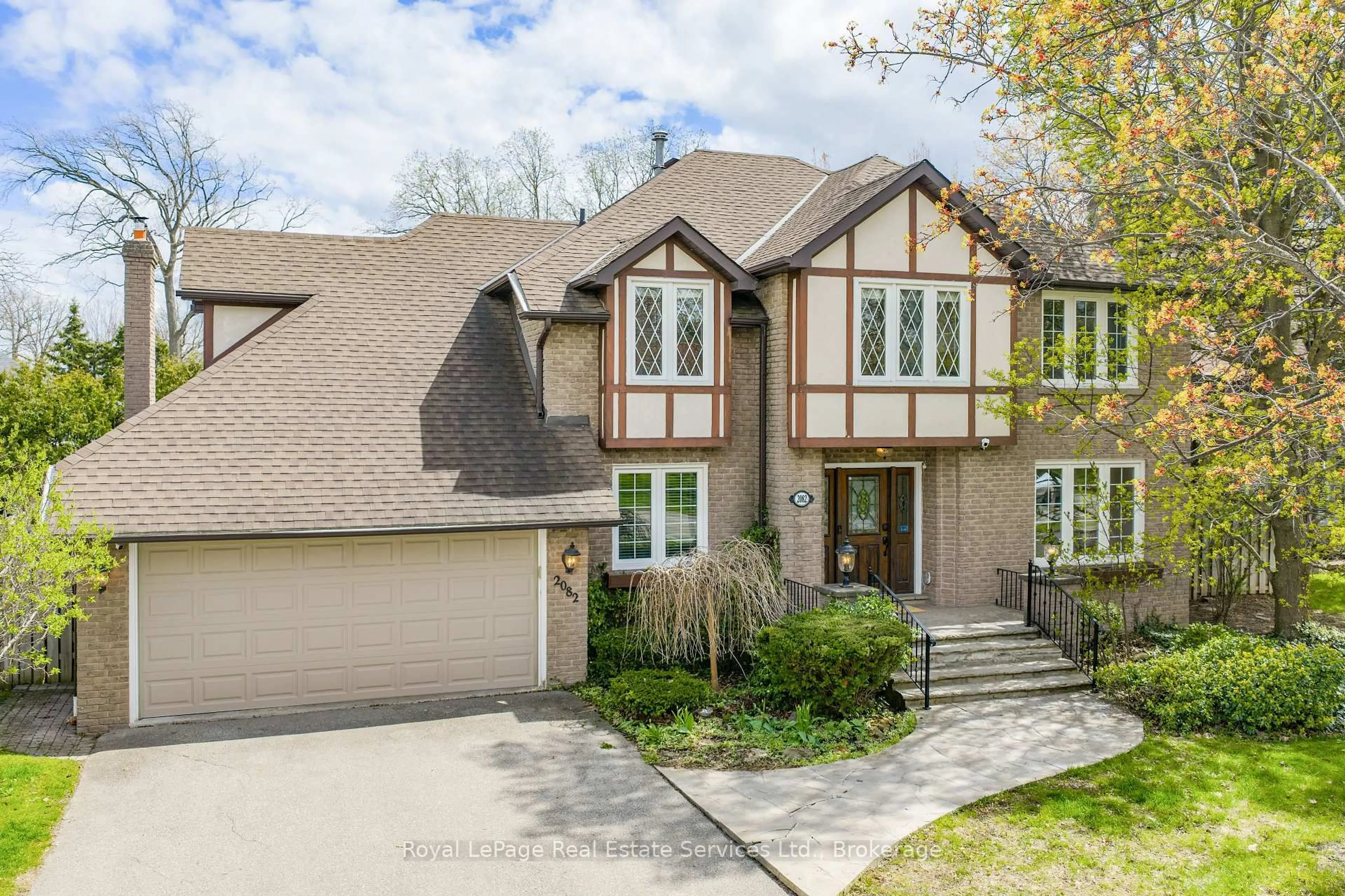 Home with brick exterior material, street for 2082 Mississauga Rd, Mississauga Ontario L5H 2K6