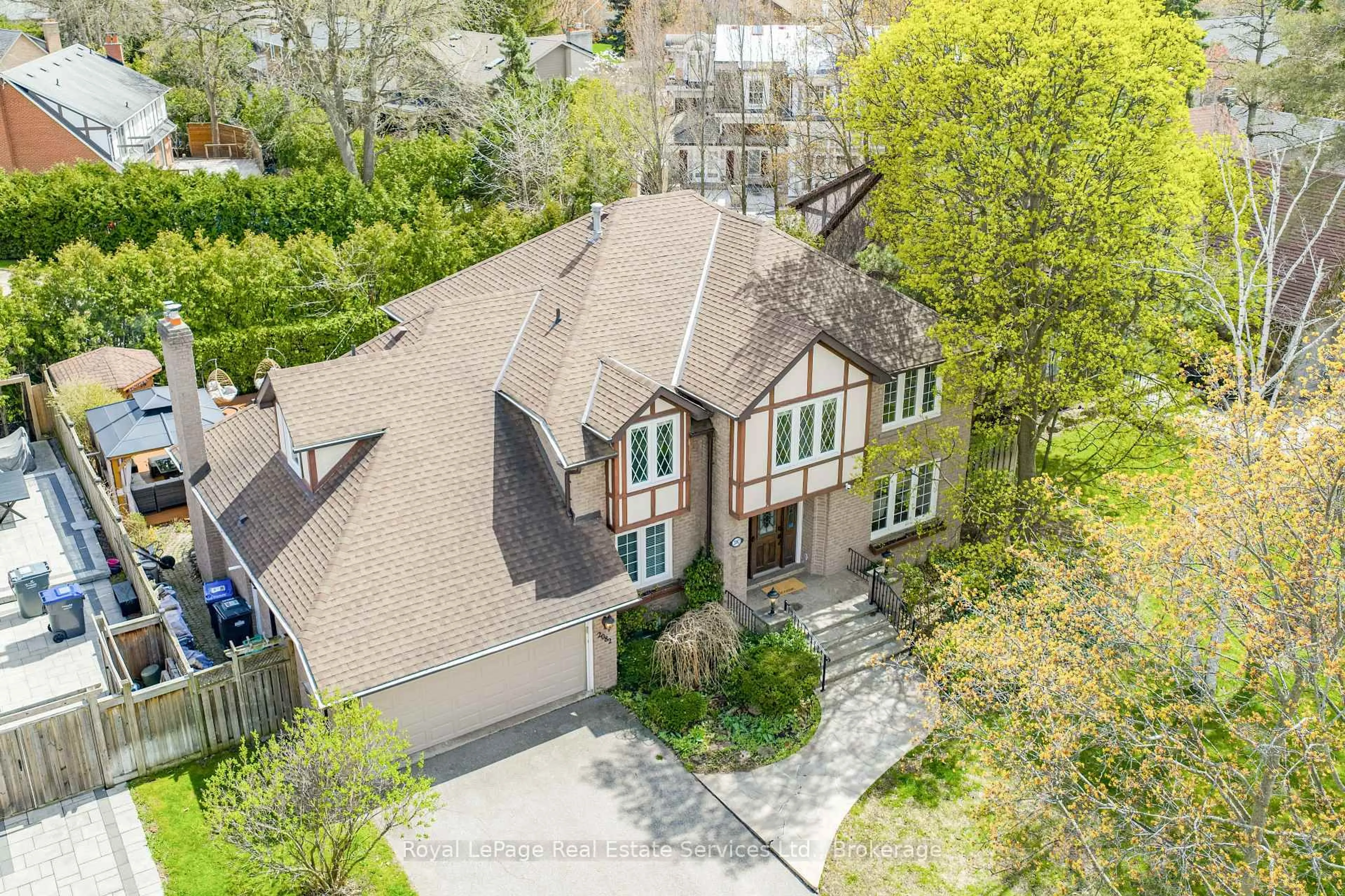 A pic from outside/outdoor area/front of a property/back of a property/a pic from drone, street for 2082 Mississauga Rd, Mississauga Ontario L5H 2K6
