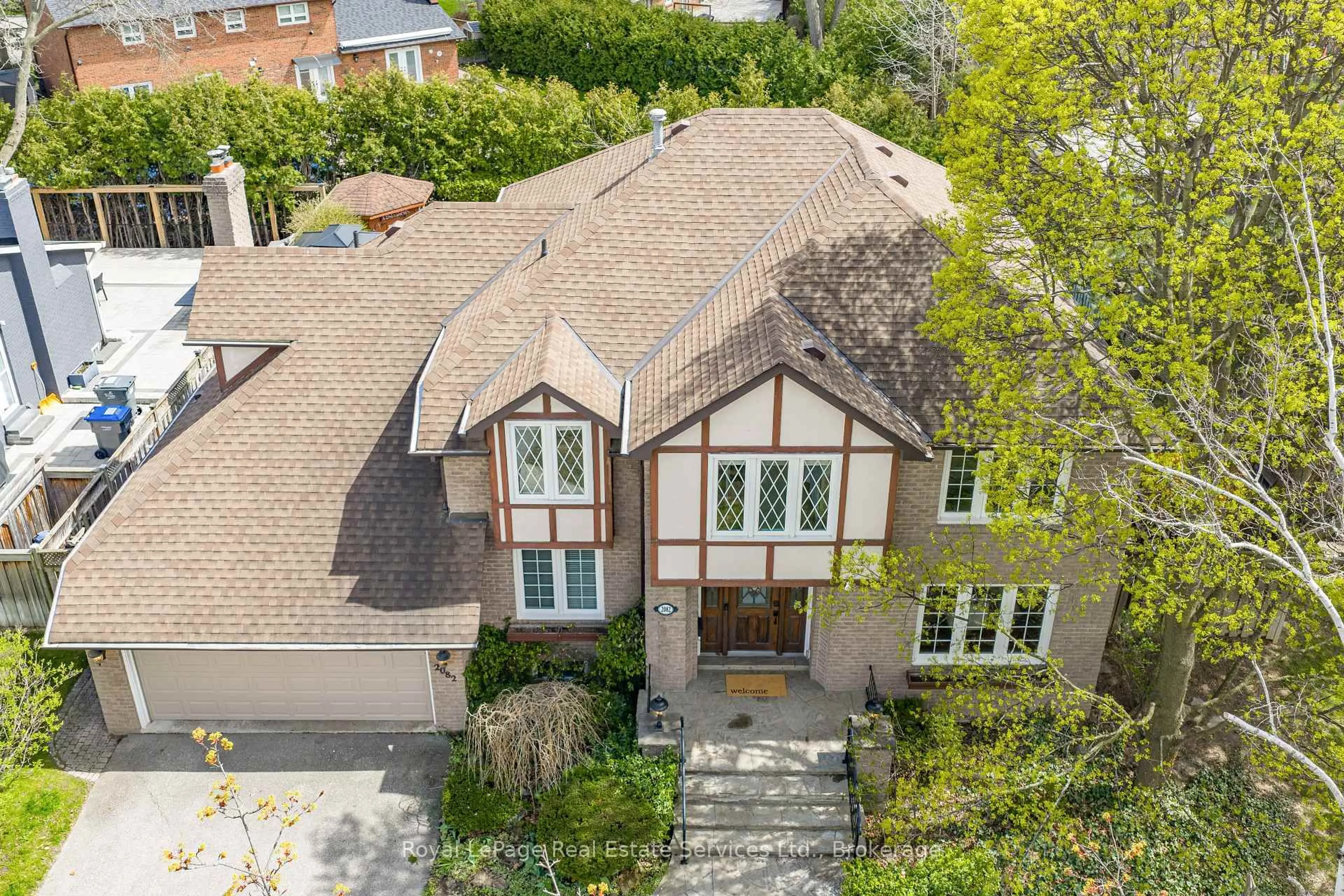 A pic from outside/outdoor area/front of a property/back of a property/a pic from drone, street for 2082 Mississauga Rd, Mississauga Ontario L5H 2K6