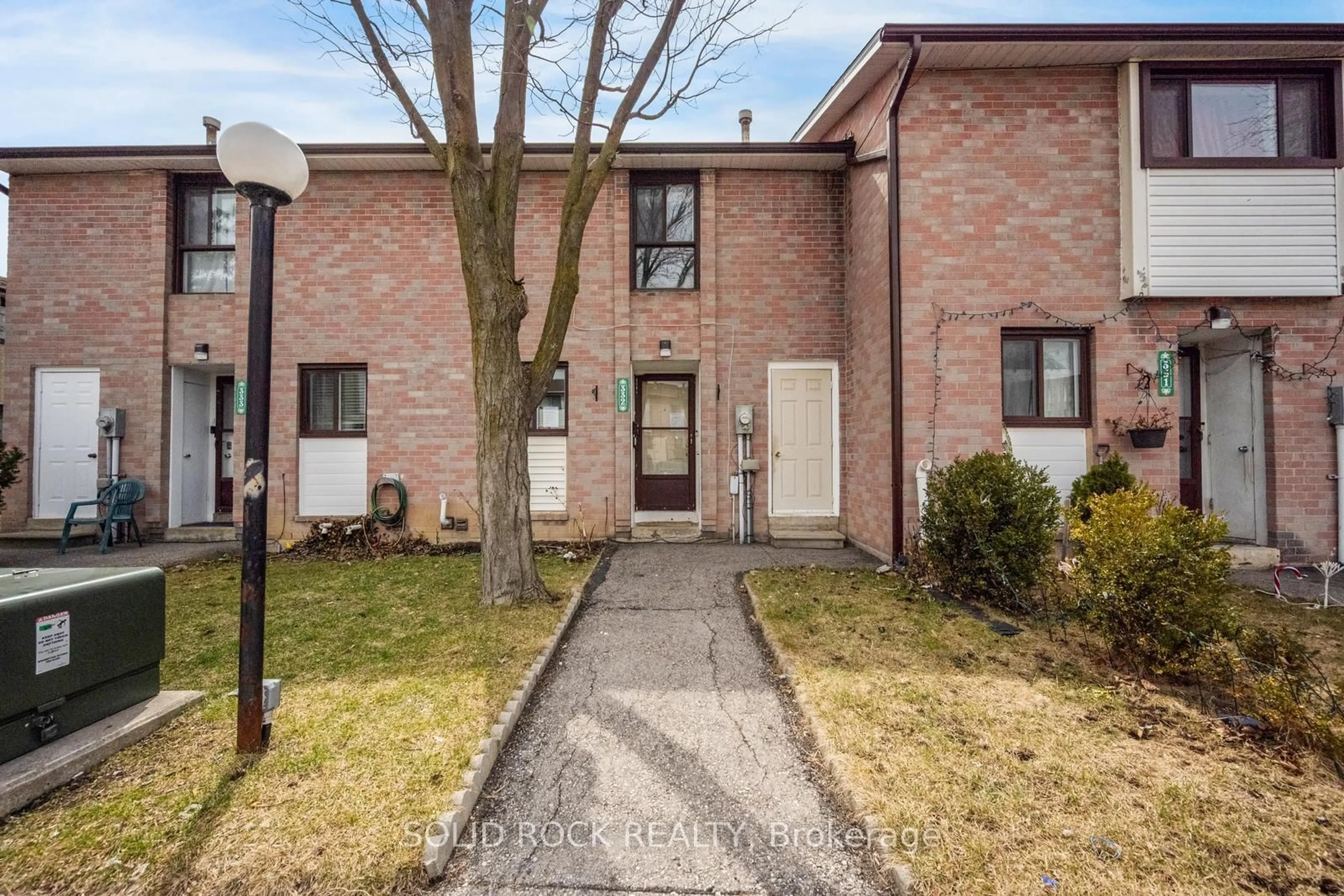 A pic from outside/outdoor area/front of a property/back of a property/a pic from drone, street for 332 Fleetwood Cres #332, Brampton Ontario L6T 2E7