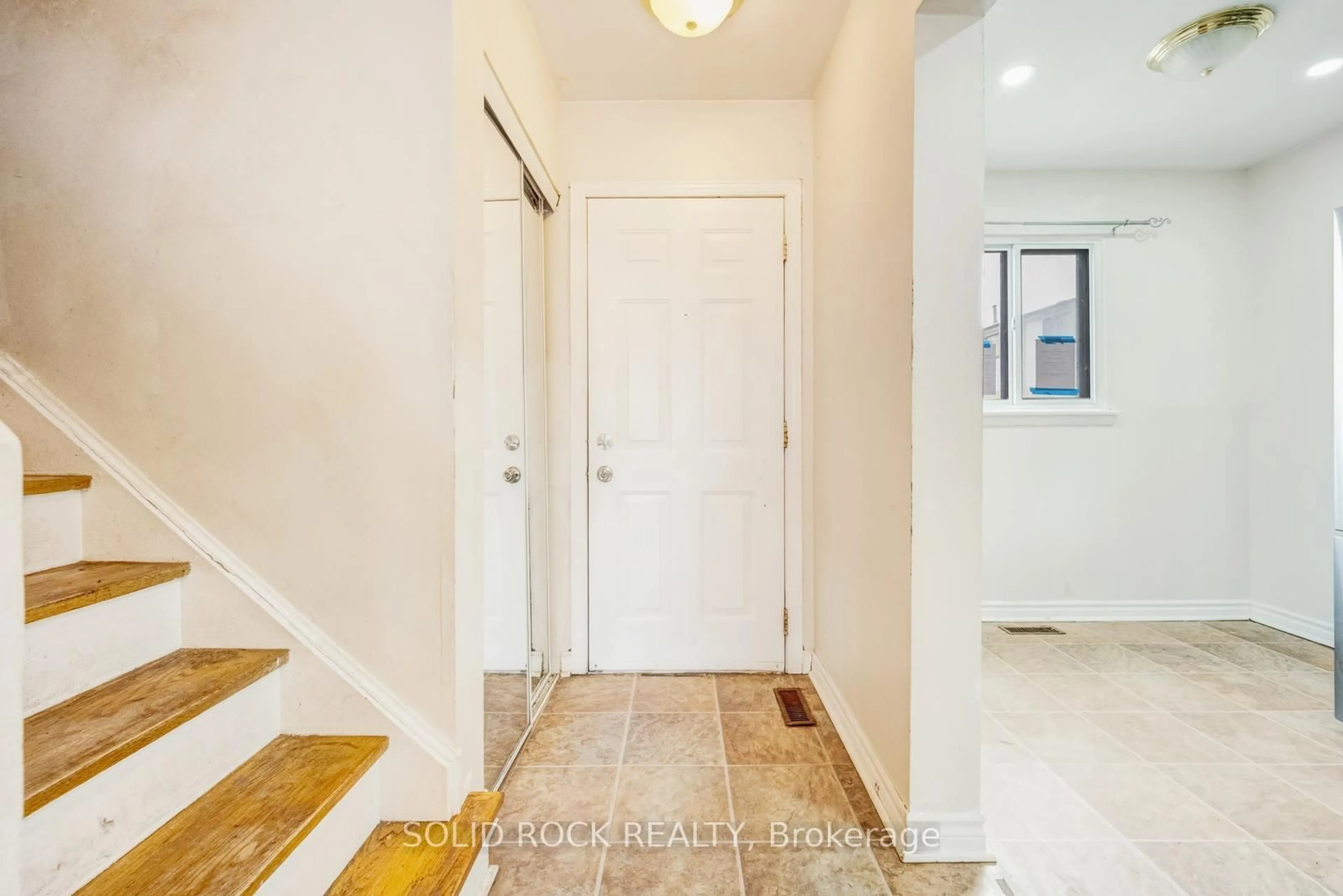 Indoor entryway for 332 Fleetwood Cres #332, Brampton Ontario L6T 2E7