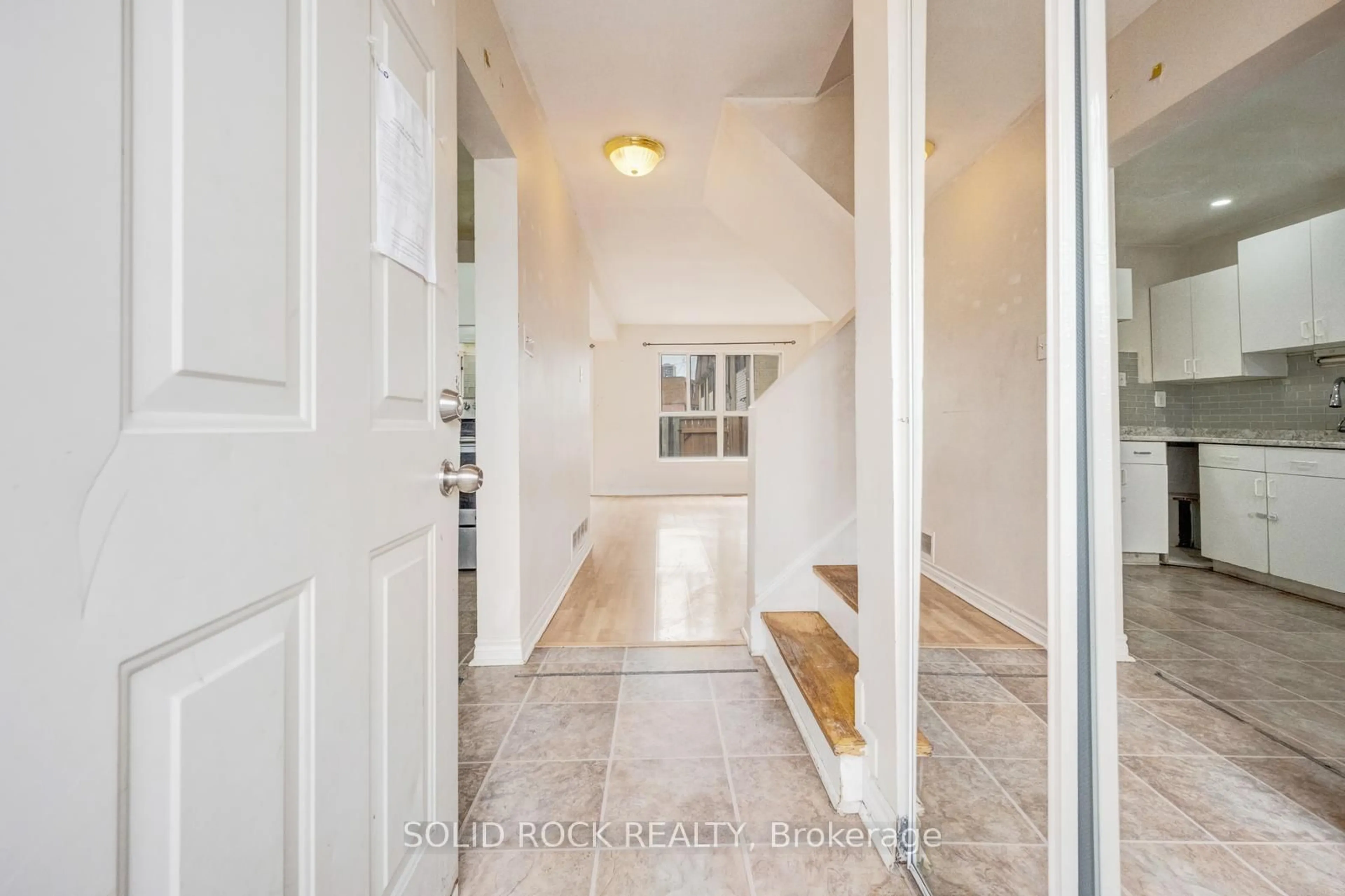 Indoor entryway for 332 Fleetwood Cres #332, Brampton Ontario L6T 2E7