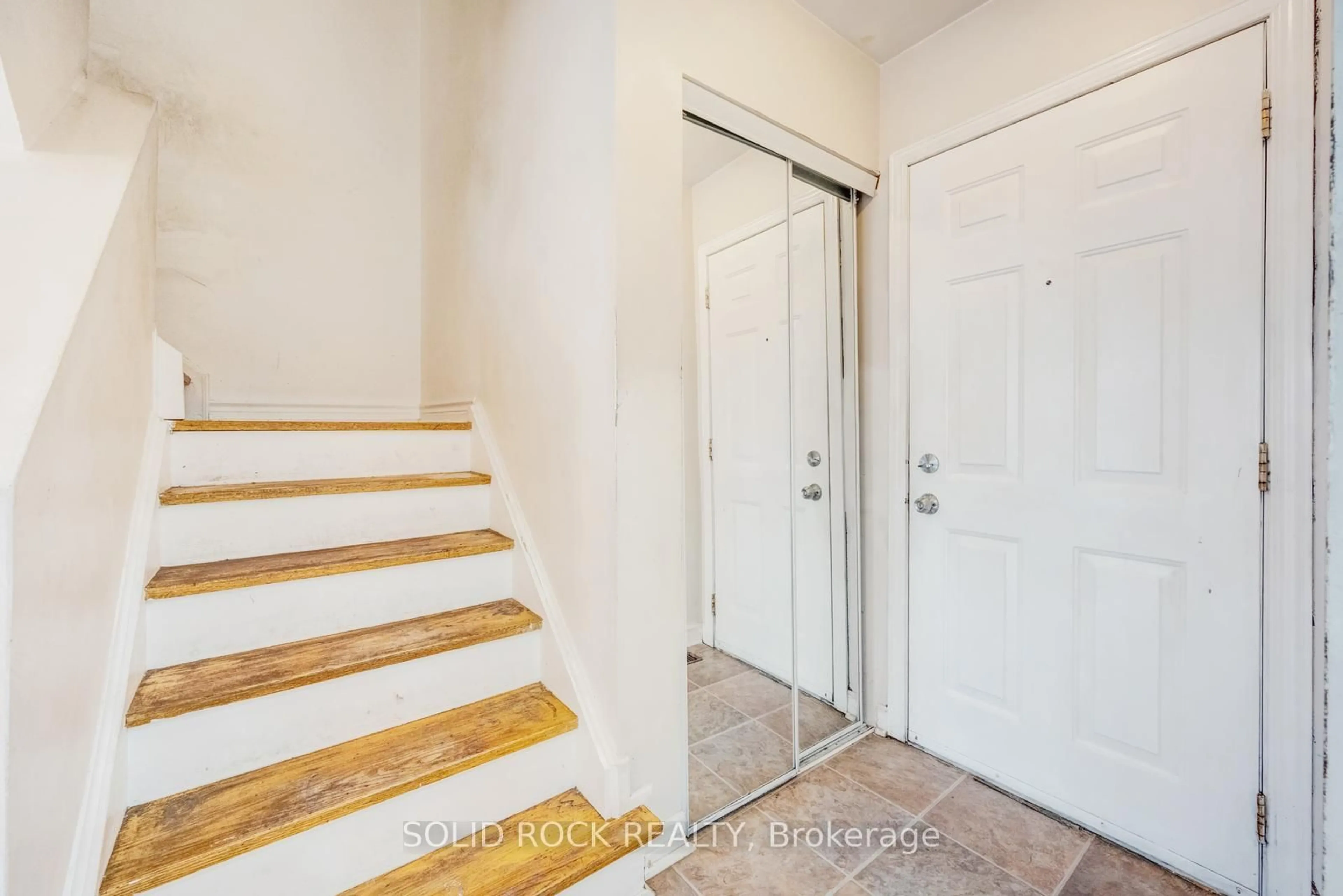 Indoor entryway for 332 Fleetwood Cres #332, Brampton Ontario L6T 2E7