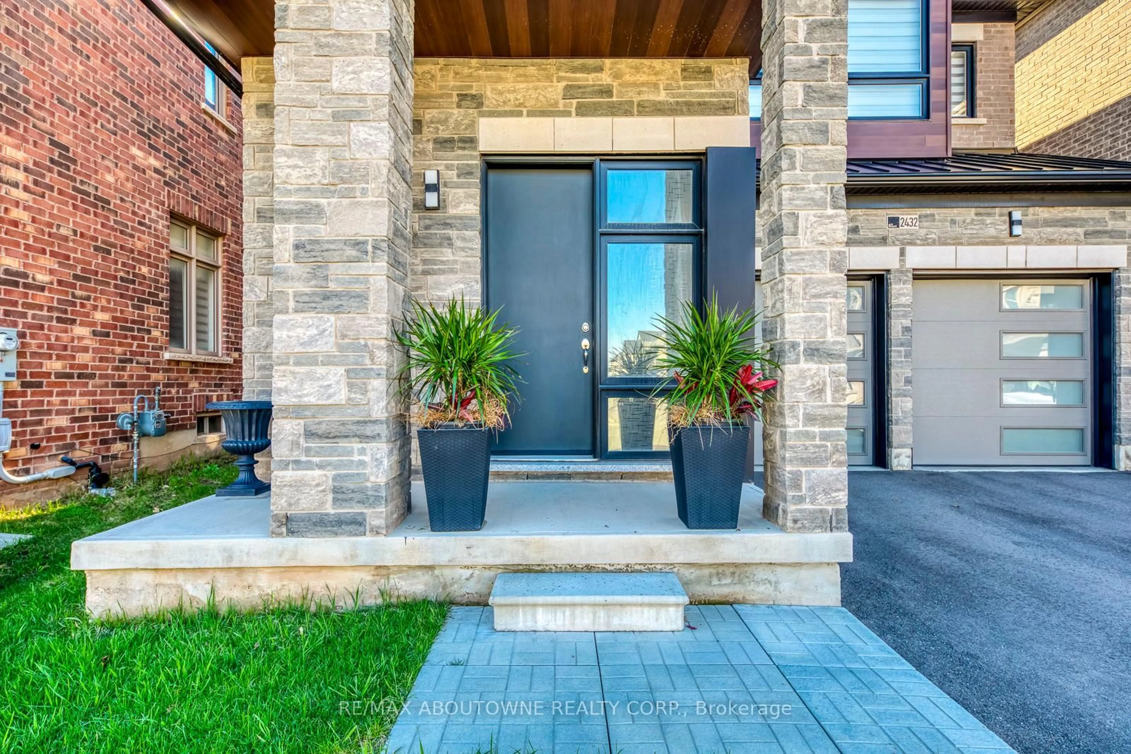 Indoor entryway for 2432 Edward Leaver Tr, Oakville Ontario L6M 5M2