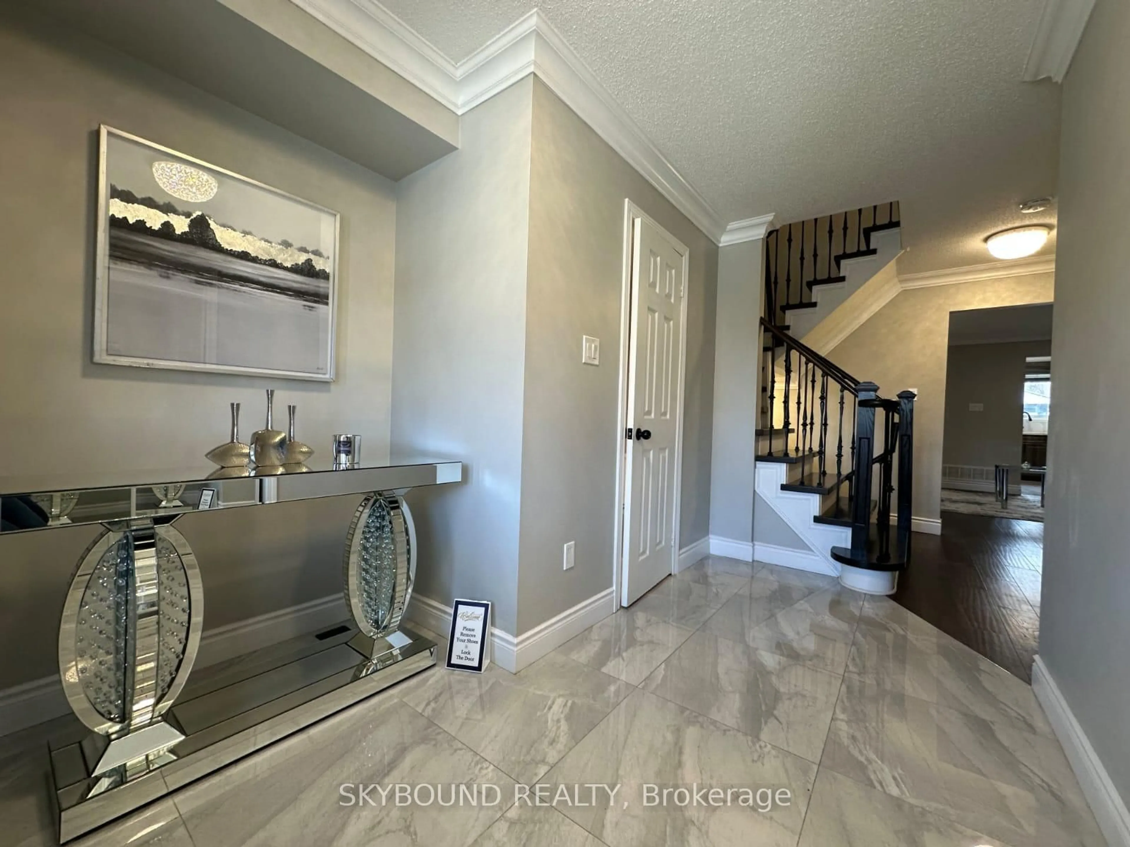 Indoor entryway for 328 Andrews Tr, Milton Ontario L9T 6S5