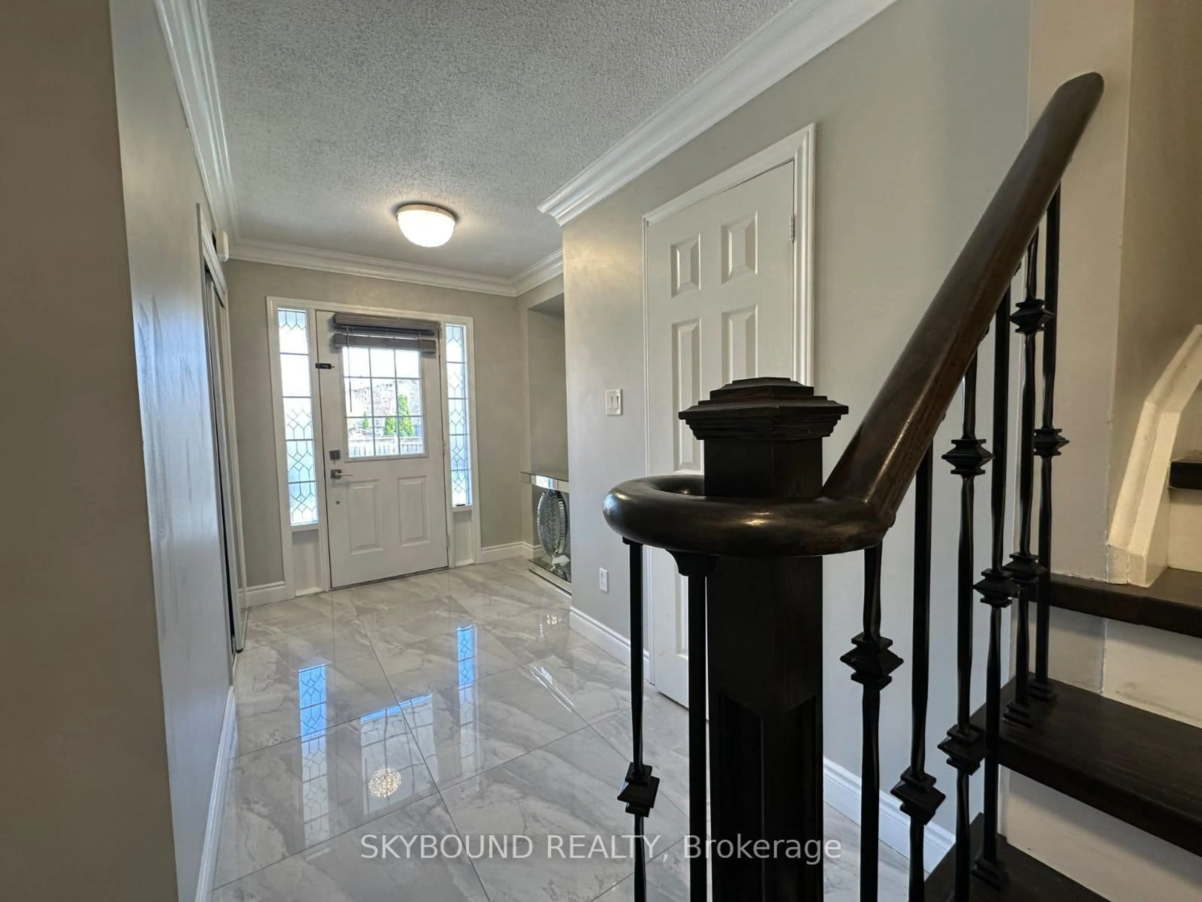 Indoor entryway for 328 Andrews Tr, Milton Ontario L9T 6S5