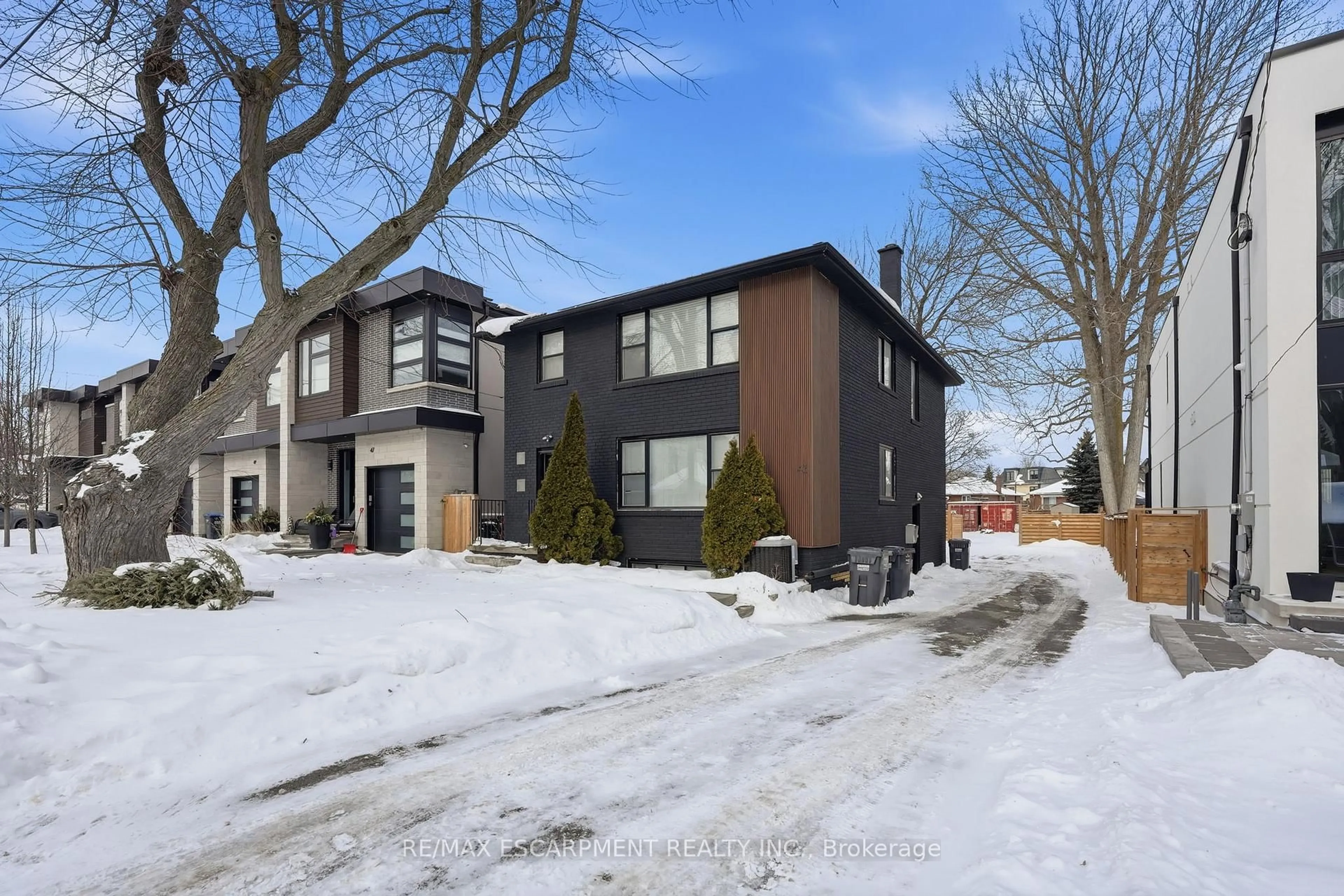 Home with brick exterior material, street for 43 Broadview Ave, Mississauga Ontario L5H 2S8