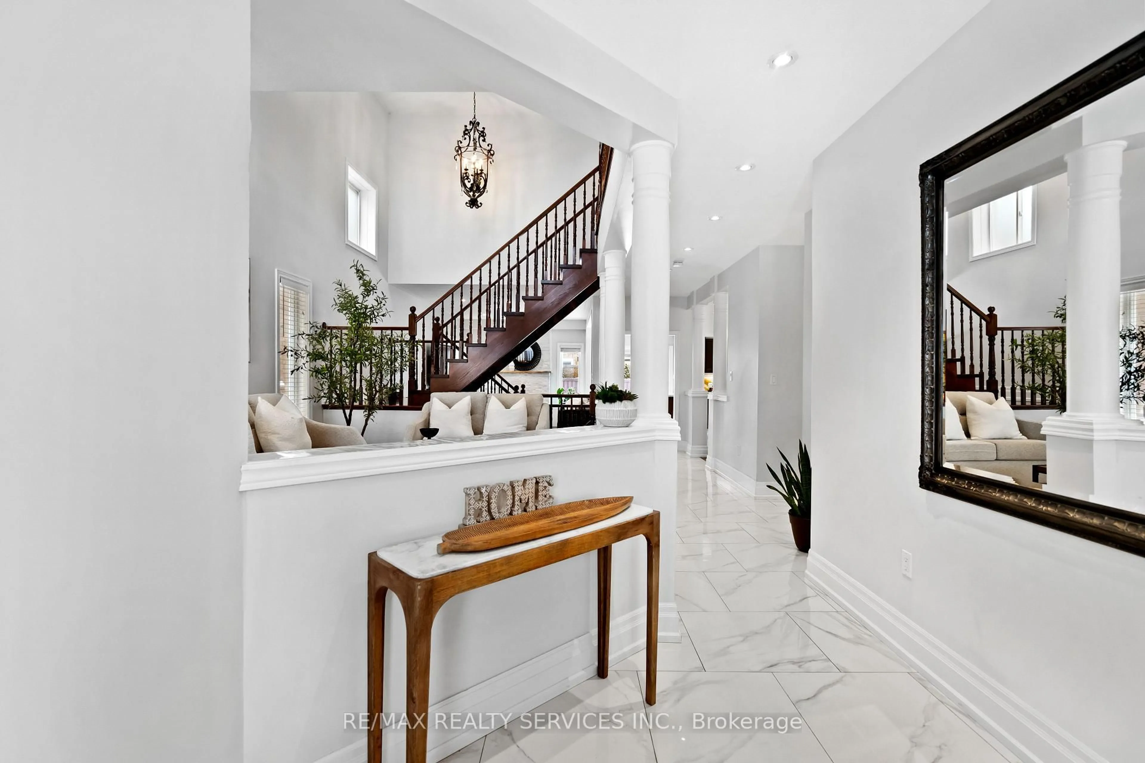 Indoor entryway for 1321 Inglehart Dr, Burlington Ontario L7M 4Z3