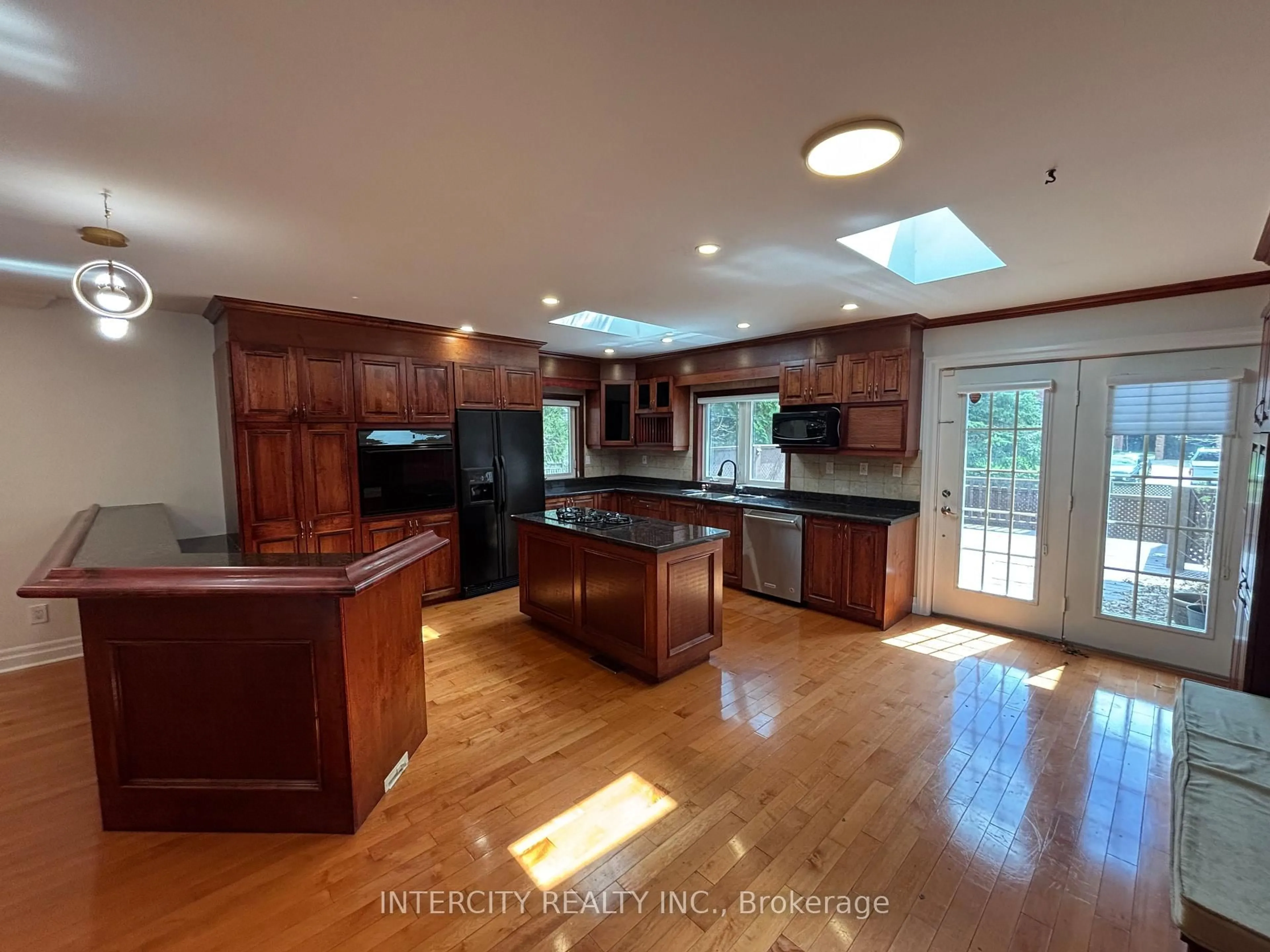 Open concept kitchen, unknown for 1262 Mississauga Rd, Mississauga Ontario L5H 2J2