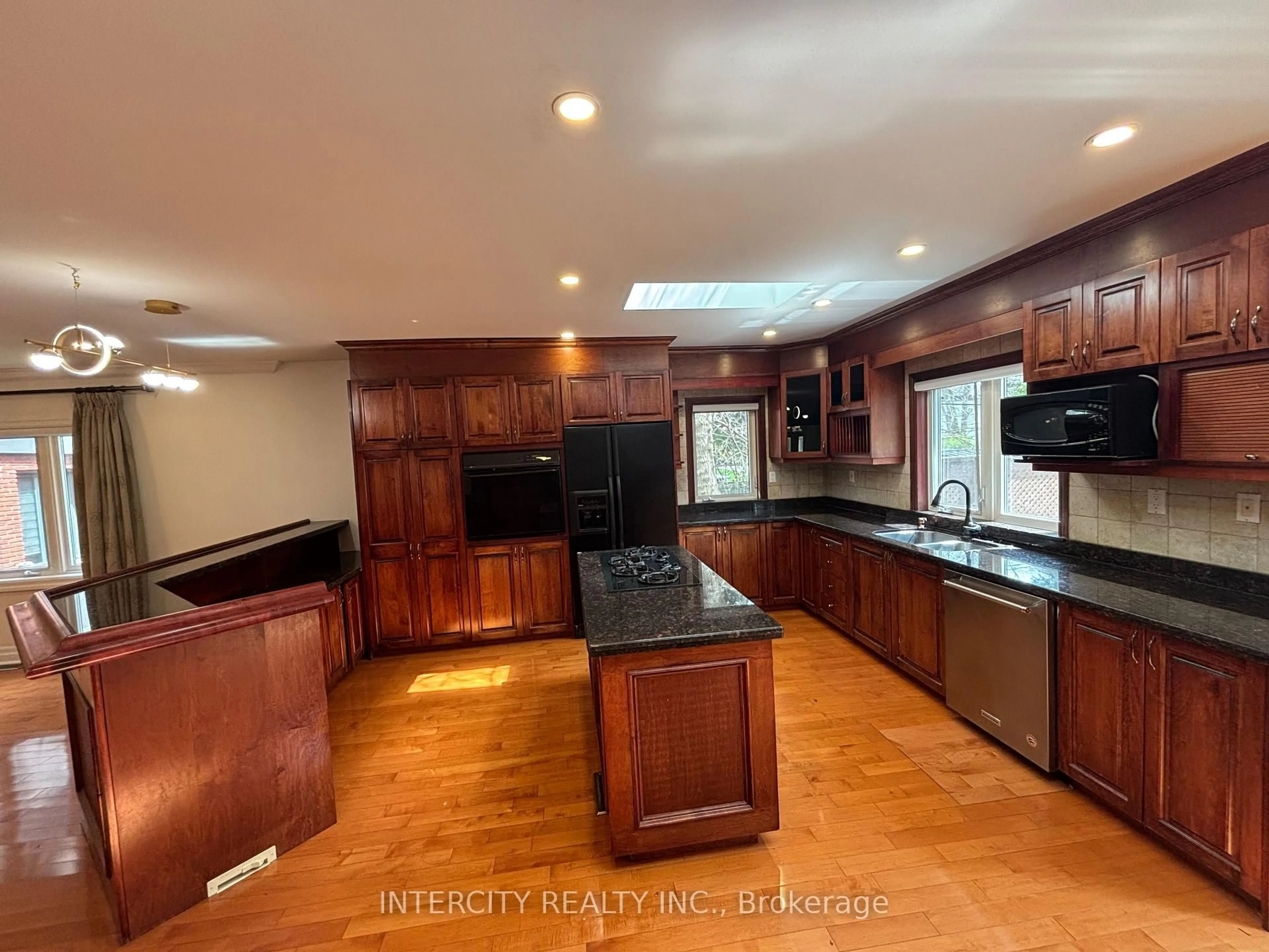 Open concept kitchen, unknown for 1262 Mississauga Rd, Mississauga Ontario L5H 2J2
