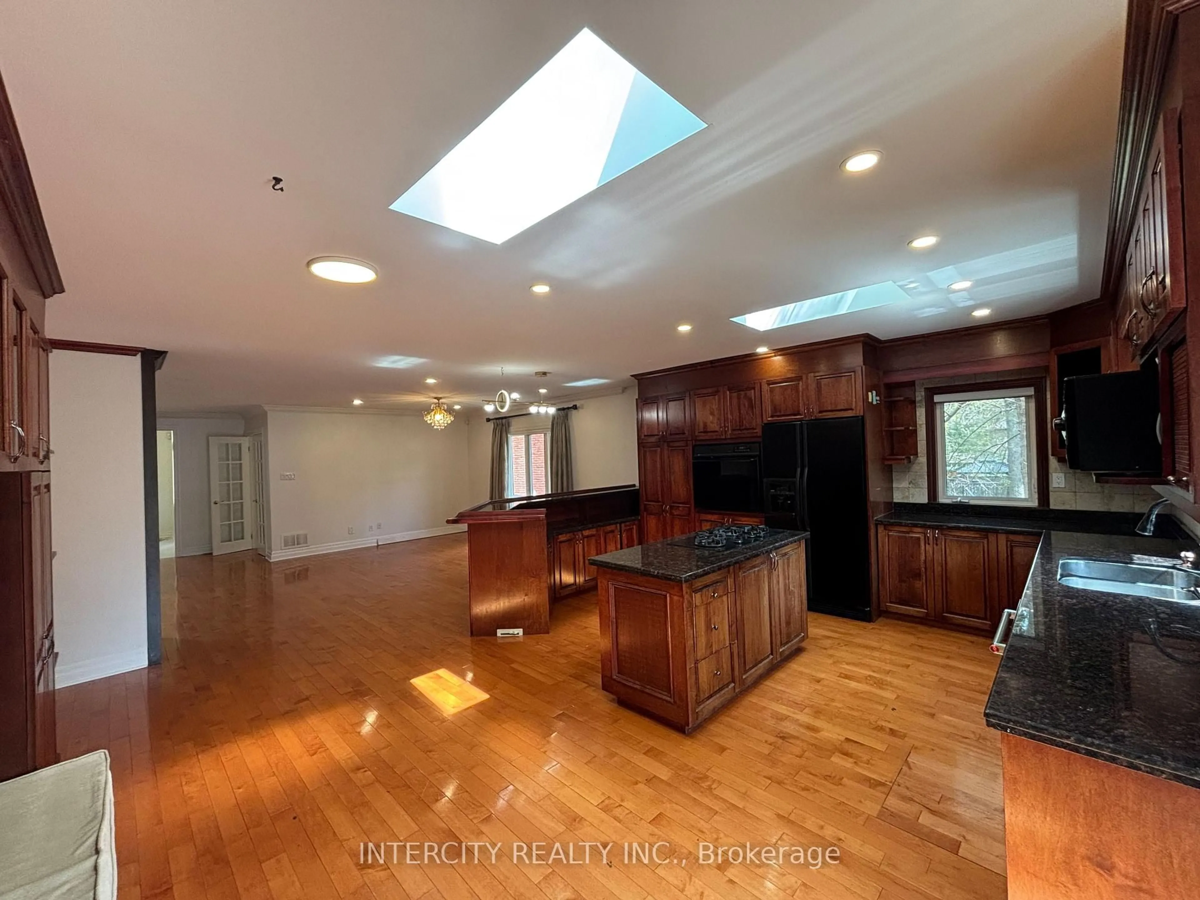 Open concept kitchen, unknown for 1262 Mississauga Rd, Mississauga Ontario L5H 2J2