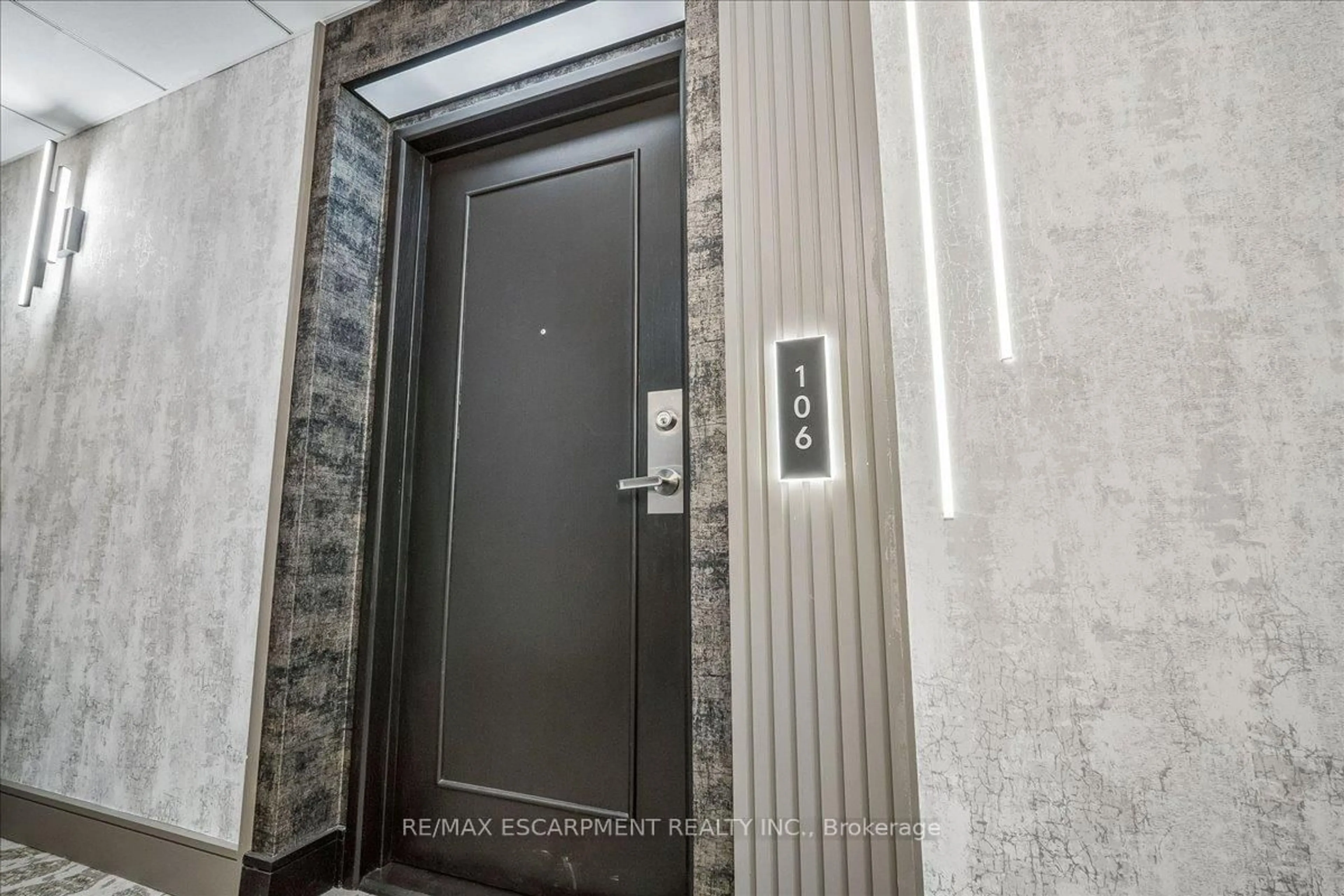 Indoor foyer for 1276 Maple Crossing Blvd #106, Burlington Ontario L7S 2J9