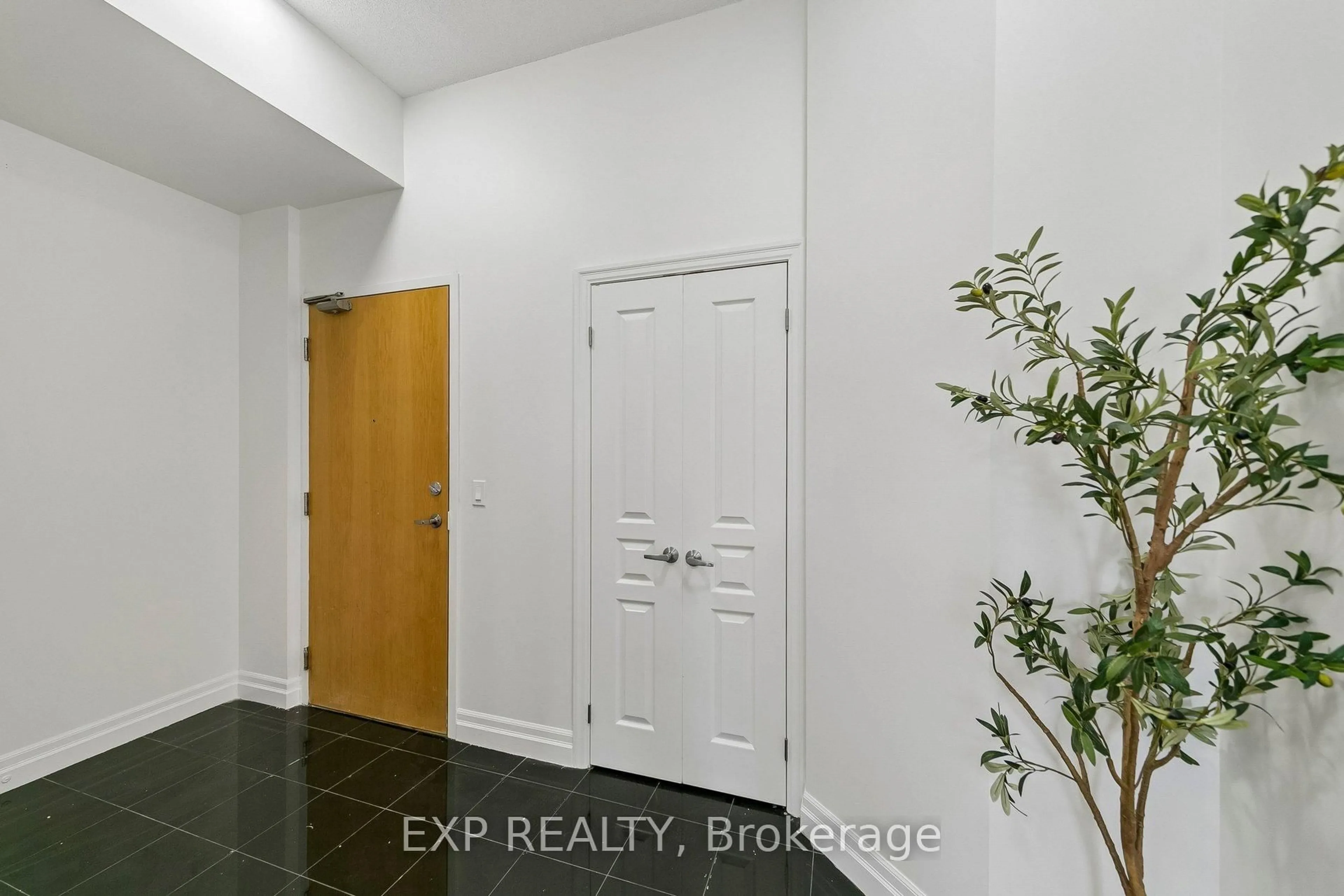 Indoor entryway for 3939 Duke of York Blvd #3305, Mississauga Ontario L5B 4N2